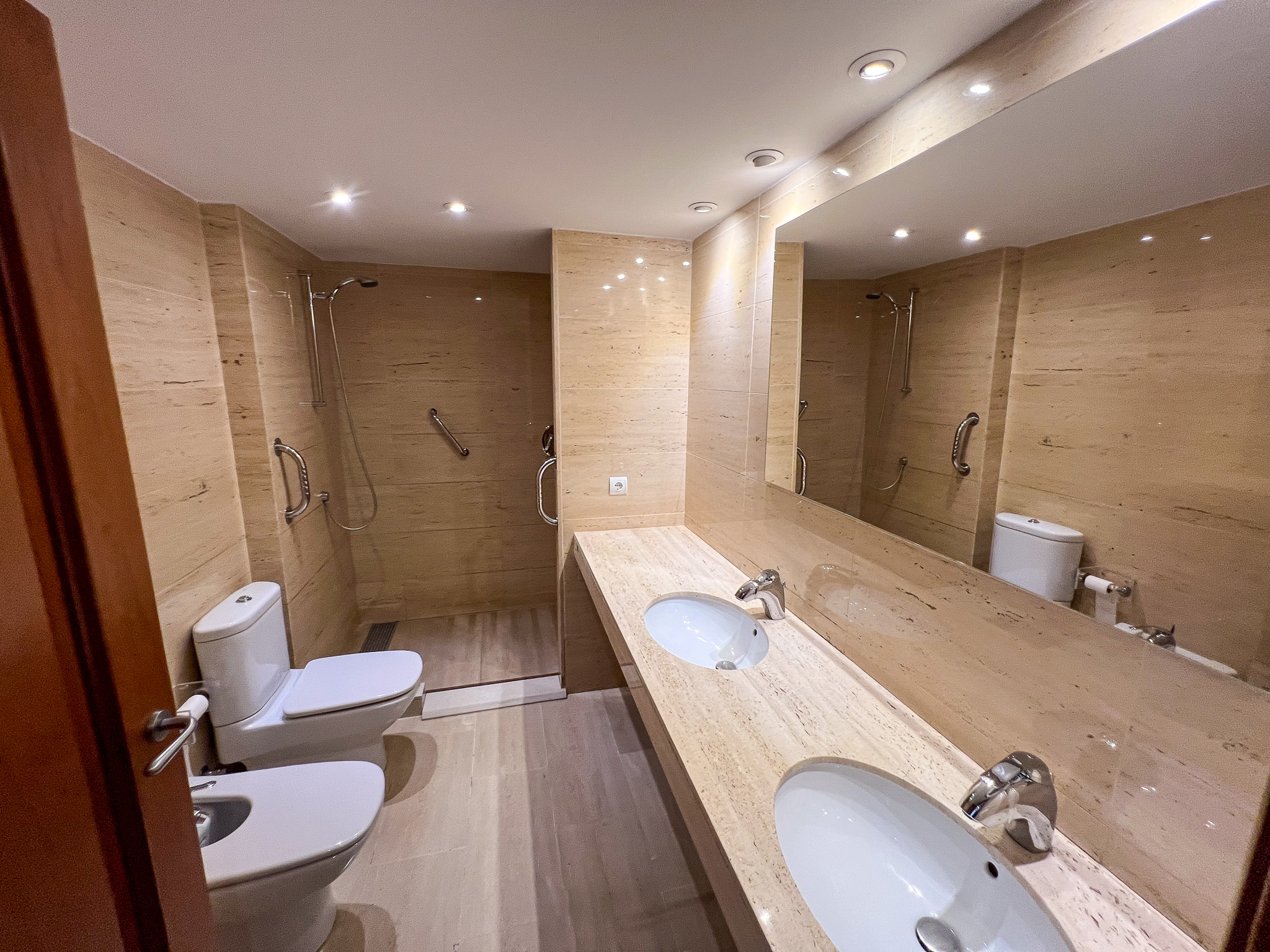 🌿✨ Un piso con todo lo que tu familia necesita en Sant Cugat.
Este segundo piso, completamente exterior a tres vientos, está ubicado en una finca exclusiva con pocos vecinos y cuenta con piscina y zona ajardinada. Ideal para disfrutar en familia.
📐 Superficie: 148 m² + 27 m² de terraza.
🛌 4 habitaciones exteriores (3 dobles y 1 individual).
🍽 Cocina office con zona de máquinas independiente.
🚗 ¡Incluye 3 plazas de parking y trastero de 6 m²!
Un hogar diseñado para la comodidad de todos. ¡Ven a descubrirlo!
📧 info@inmoneddermann.com
📞 +34 93 410 19 29
#InmobiliariaSantCugat #FamiliaFeliz #PisosConEncanto #SantCugat #NeddermannGestiónInmobiliaria