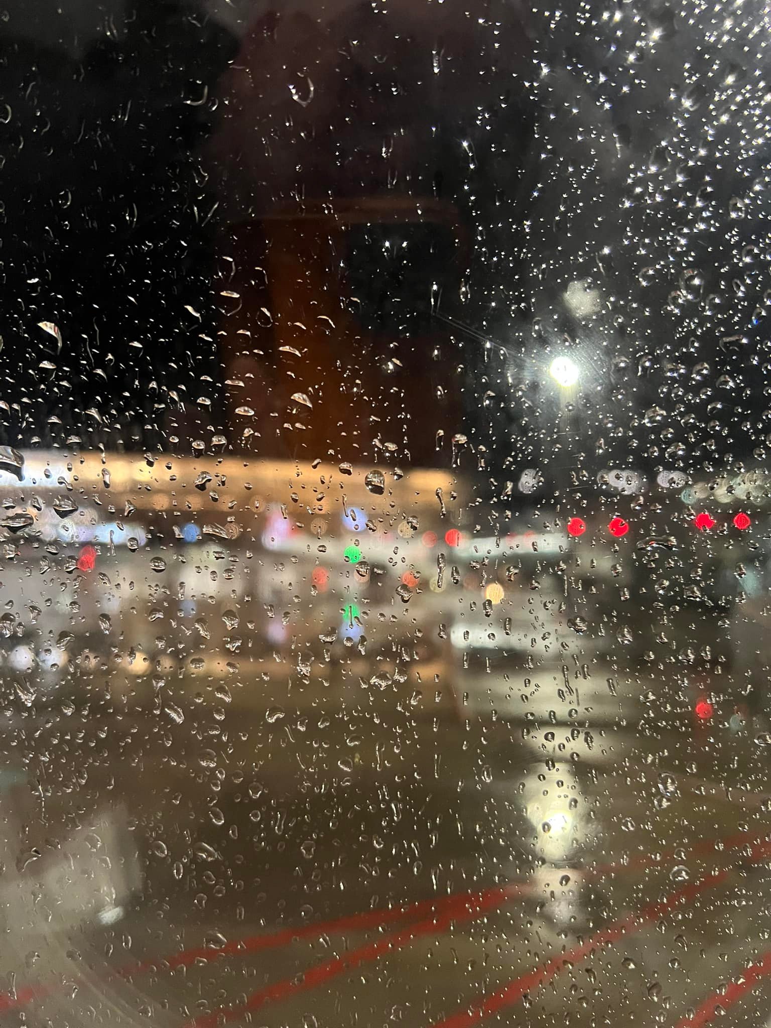 Zürich im Regen. Ein Flug in die Nacht. Endlos Kilometer. Zeit zum Lesen: Sibylle Lewitscharoffs Hommage an Robert Walsers Tod im Schnee. Dann Friedrich Dürrenmatts Der Pensionierte – quasi in einem Zug. Passende Begleiter meines Aufbruchs: Auszeit und Übergang in ein weiteres Leben. An ein anderes Ende meiner Welt. Erstes Licht. Neuer Tag. Ein Land freundlicher Wolken. Überquerung der Anden. Glückliche Landung in Santiago. Empfang durch meinen Bruder. Wiedersehen mit meiner 92jährigen Mutter. #familienbesuchchile #ccaatsantiago2025 #auszeit #lebensübergang #überquerungen