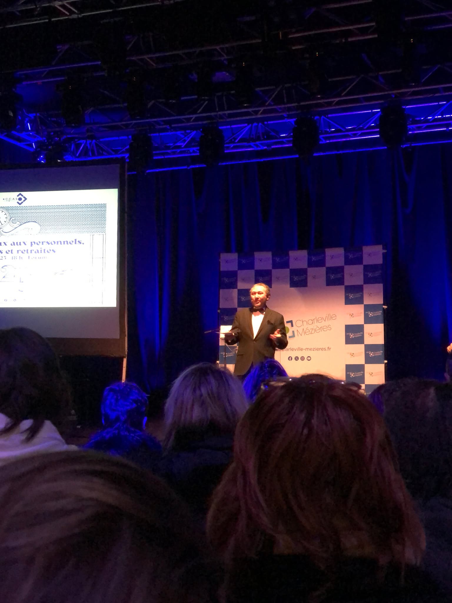 đ Ville de Charleville-MĂ©ziĂšres = Ă©vĂ©nement exceptionnel !
âš En fin de semaine, j'ai eu l'honneur d'apporter du renouveau Ă la cĂ©rĂ©monie des vĆux du maire đïž, incluant la remise des mĂ©dailles đ„ et la fĂ©licitation des nouveaux retraitĂ©s đ.
Mais saviez-vous que je peux aussi monter sur scĂšne pour transformer ce genre de cĂ©rĂ©monies ? đĄ
đ En tant que maĂźtre de cĂ©rĂ©monie, j'ai apportĂ© un rythme dynamique đ€ Ă des protocoles souvent trop classiques. AprĂšs un brief prĂ©cis, j'ai Ă©crit et prĂ©sentĂ© un discours vivant, introduisant chaque agent rĂ©compensĂ© avec style et Ă©nergie.
đ„ Et pour ajouter encore plus de fun, nous avons mis Ă disposition notre Photobooth, une valeur sĂ»re pour capturer de beaux souvenirs đž, et notre VidĂ©obooth 360, une nouveautĂ© qui a conquis les invitĂ©s avec son cĂŽtĂ© unique et interactif !
đ© Bien sĂ»r, la magie Ă©tait au rendez-vous grĂące Ă notre magicien GaĂ«tan, qui a Ă©bloui tout le monde avec ses tours captivants. đȘ
đ Un grand merci Ă mon client pour sa confiance ! JâespĂšre que cette collaboration sera la premiĂšre dâune longue sĂ©rie.
đŁ Et vous ? Envie de renouveau pour vos Ă©vĂ©nements ? Faites appel Ă mon expertise et Ă mon matĂ©riel professionnel pour des prestations de qualitĂ© exceptionnelle !
#expertise
#ĂvĂ©nementiel #CharlevilleMĂ©ziĂšres #MaitreDeCĂ©rĂ©monie #VidĂ©obooth #ardennes #grandest #Eventsplanner #CĂ©rĂ©monieOfficielle #Agencedecommunication #MagicienCloseUp #SconsultEvents #charleville #sedan