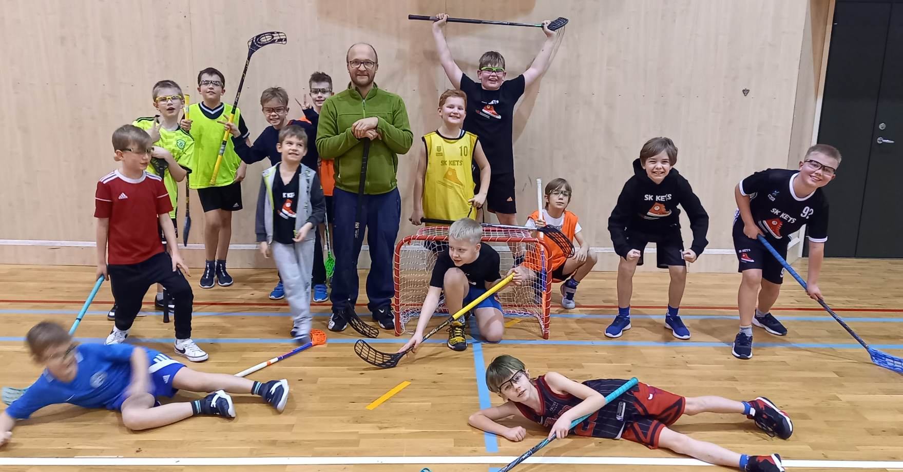 Selline vahva seltskond oli saalihokitrennis!
Ootame veel juurde, saalis ruumi on! Tulge vaadake kas saalihoki pall on ümmargune? või hoopis auguline?
Vägesid juhatab, saalihokis ise ka medaleid kogunud , Andres Sepp
Trennid esmaspäeval ja reedel kell 17:15-18:30 Padise Põhikooli saalis.
Lisainfo: www.skkets.ee