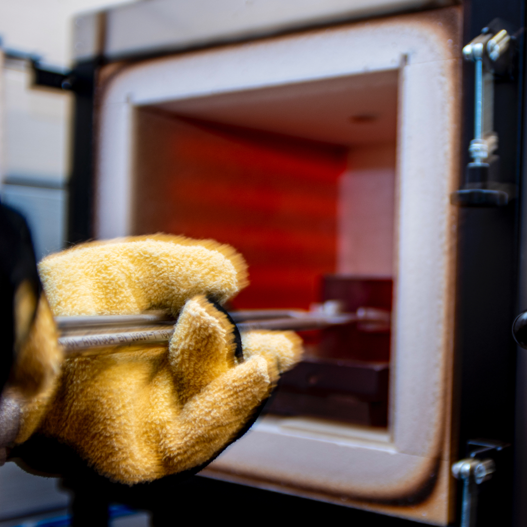 Transport du cylindre chaud en direction de la machine de fonte !
Attention chaud devant...
📷@dedeur_production
#quimper #fonderie #fusion #argent925 #bretagne #madeinfrance