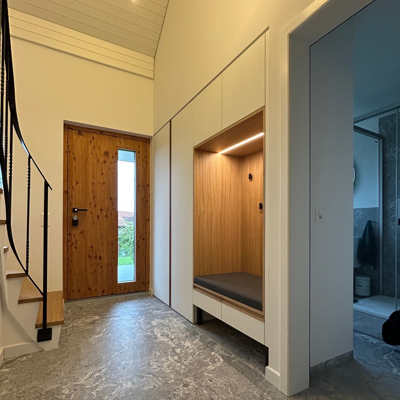 Umbau Villa Dietikon ✨
Es gibt Projekte, die einfach besonders sind, und dieser Umbau gehört definitiv dazu! In der Villa Dietikon haben wir mehrere Räume komplett umgestaltet und angepasst.
Zu den Highlights gehören:
🔹 Eine neue Garderobe, die jetzt nicht nur praktisch, sondern auch super stilvoll ist.
🔹 Zwei neue Badezimmer, die mit modernen Designs und hochwertigen Materialien zum Wohlfühlen einladen. 🛁
#Umbau #VillaDietikon #Komplettumbau #Raumgestaltung #InteriorDesign #Badezimmer #Garderobe #Renovierung