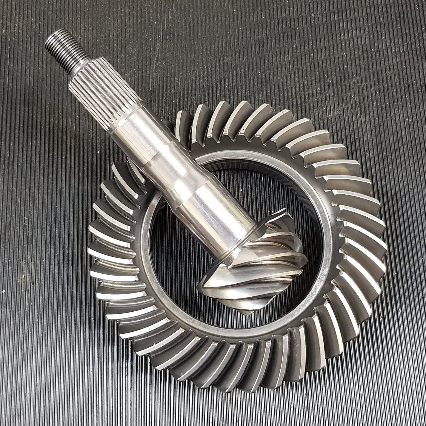 SWR's in-house superfinisher has transformed this diff's final drive - helping to reduce friction and drag on the parts, this keeps temperatures lower and the lifetime of the parts longer! There are a couple of pictures that show the original finish vs the new superfinished shine too 👌🤩
#SWRMotorsport #racing #competition #Transmission #Gearbox #engineering #superfinish #motorsport #differential