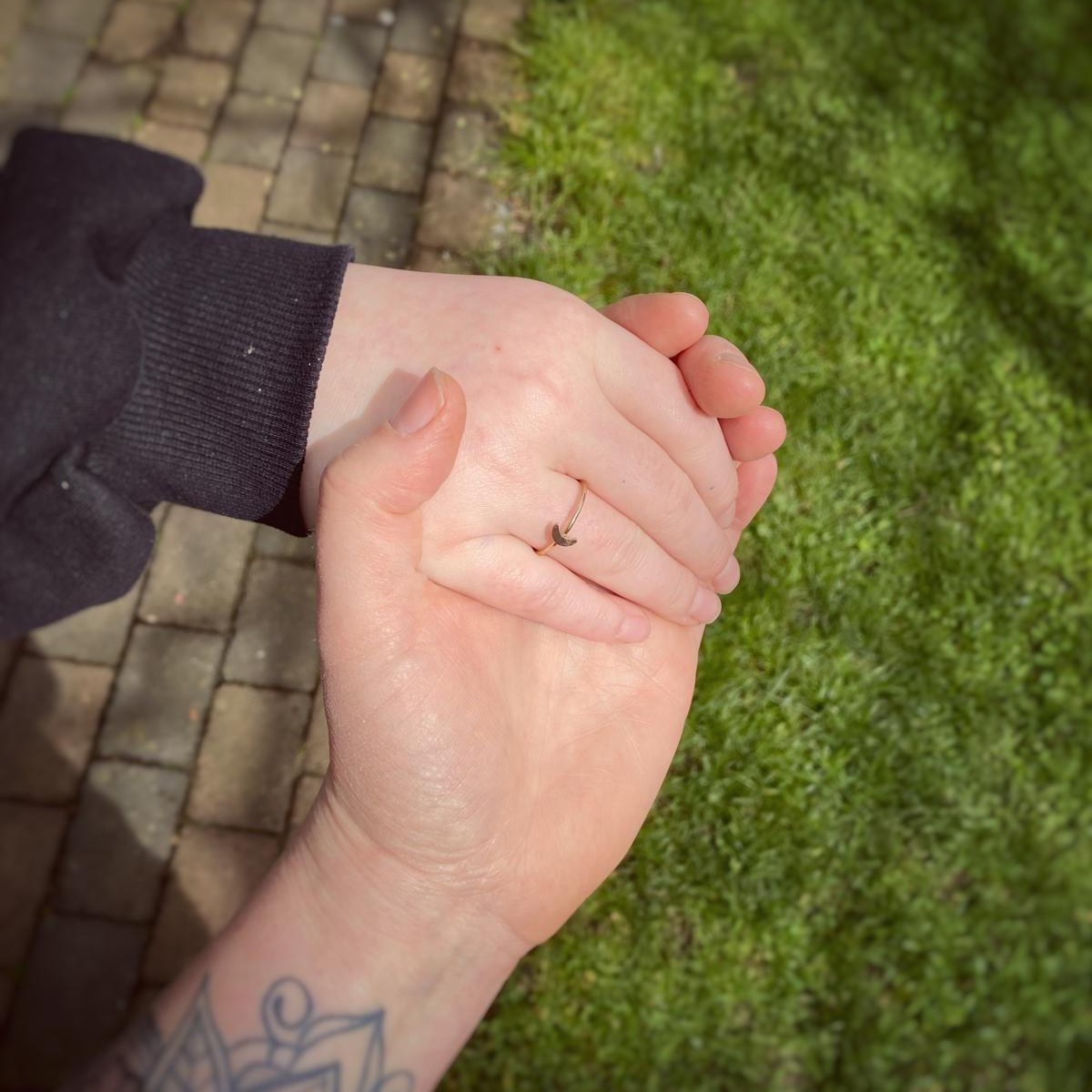 Schwesternschaft, Verbundenheit, Vertrauen, Halt - all das können wir in einem Frauenkreis erleben. Und wie schön kann es sein, diesen Schatz schon an unsere Kinder weiterzugeben.
In der Vergangenheit war es ganz normal, dass Kreise unter Frauen entstanden sind, in denen auch junge und ältere Frauen dabei waren. Und es für Mädchen auch schon ganz normal war zu erleben, wie Frauen untereinander sich in Schwesternschaft unterstützt haben. Heute ist das in Vergessenheit geraten. Ist das nicht schade? Wir können uns oft in Gruppen nicht mehr so zeigen wie wir sind, weil man schnell in Schubladen gesteckt wird oder bewertet wird.
Lasst uns gemeinsam in Frauenkreisen zusammenkommen, in denen alle einen Platz haben. Lasst uns das leben, von dem wir sprechen - Schwesternschaft, Verbundenheit, Vertrauen und Halt! Gemeinsam!
#schwesternschaft #frauenkreise #womencircle #verbundenheit #frauenkreisenrw