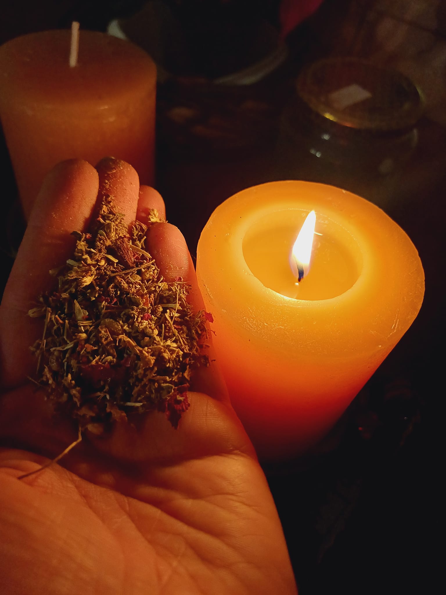 Juhuu, ich freu mich!
Meine erste Räucherwerk-Linie ist fertig!
Feines Pflanzenwerk, Großteils selbst verarbeitet vom Waldboden oder ungespritztem Garten 🌱🌺🌲🙏🏻. Liebevoll verarbeitet und sorgsam ausgewählt und aneinander gebracht 🫶. Feine Düfte und schöne Pflanzenwirkkraft - direkt auf die glühende Räucherkohle zu legen. 🕯
.
Folgende Mischungen gibt's ab jetzt zu haben:
(1) "mädchenhafter Zauber"
(2) Kraft und Stärke, Weiblichkeit und Reife - die Rote Frau"
(3) "Tiefe Weisheit - die Schwarze Frau"
.
(4) Entspannung
(5) Kraft und Stärke"
(6) Heilung, Loslassen und Trost"
(7) Schutzzauber"
(8) Rauhnachtszauber"
.
.
Genauere Beschreibung folgt in Kürze, vorab aber:
Insgesamt über 40 verschiedene Pflanzenteile 🌱⚘️🌼🌲🌾🍁🌿, jede einzelne Pflanze mit Weiblichkeitsbezug 💃🏼
#räucherwerk #Räuchern #lavendel #rauhnächte #Rose #Holunder #beifuß