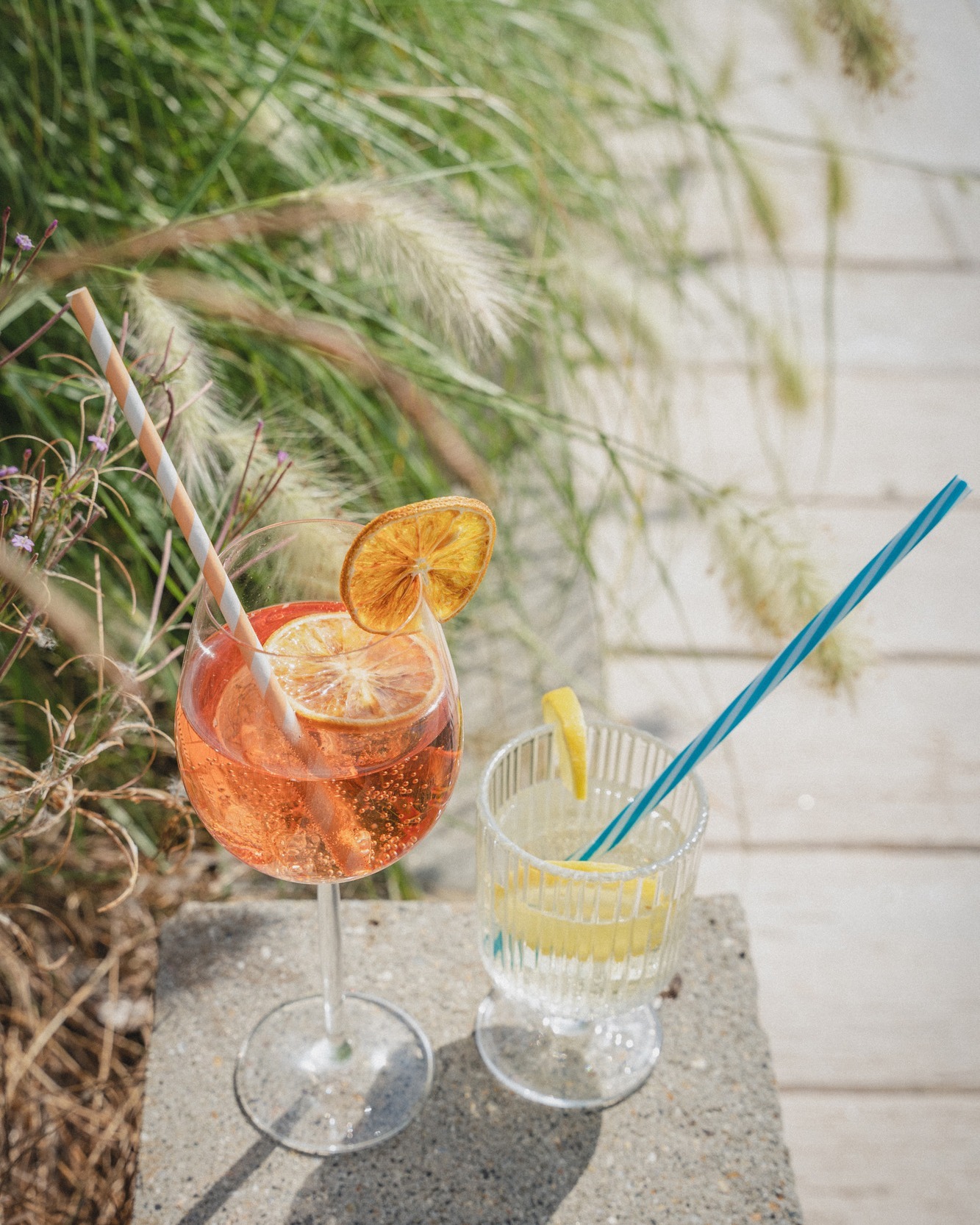 Long week-end ensoleillé en vue ! 🌞
C’est l’occasion idéale pour un apéro entre amis, et quoi de mieux que Loreak, notre sangria blanche ou rosée, pour sublimer ces moments ?