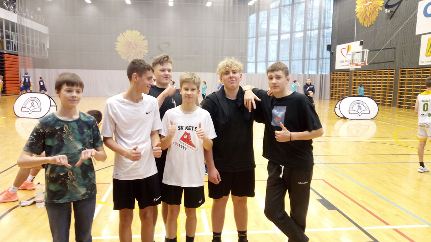 Laulasmaa kossupoistelt väga tubli 4. koht üleriigiliselt 8-9 klassi 3x3 korvpalli rahvaliiga festivalilt Paides.
Laulasmaa kool oli väljas seekord kahe võistkonnaga. Kokku osales üldse 13 võistkonda . Loosi tulemusena sattusid mõlemad võistkonnad samasse alagruppi, Ehk saadi maha pidada korralik lahing ka omavahel.
Laulasmaa kool I võistkonnale ja Laulasmaa kool II võistkonnale lisaks ,oli alagrupis Paide Hammerbeck Põhikooli III võistkond. Edasi veerandfinaali said kaks parimad tiimi. Laulasmaa I läbis alagrupi puhaste paberitega võites nii Paidet ja kui Laulasmaa II võistkonda. Laulasmaa II võistkond kaotas ülinapilt (3:4) Paidele ning sellega nende teekond lõppes.
Veerandfinaal Paide HPK II võistkonna vastu kujunes kujunes tõeliseks thrilleriks, kus mäng läks lisaajale ning otsustava viske tabas Trevor ning viis Laulasmaa poisid poolfinaali.
Poolfinaalis tulid vastu Kanepi kooli poisid. Mäng oli väga tasavägine ja võitluslik. Lõpu poole läksid vastased paari punktiga ette ning Rasmusel oli võimalus lõpus mäng viigistada. Vise tabas, aga kahjuks oli jalg kolmepunktijoone peal (3x3 korvpallis 2 punkti joon) ning vastu tuli võtta ülinapp 12:13 kaotus.
Kolmanda koha kohtumiseks enam padruneid ei jätkunud ning 5:8 tulemusega Paide H.H Põhikooli vastu tuli igati tuli 4. koht.
Mõlema võistkonna poisid mängisid üle ootuste hästi , arvestades ,et trenni pole tehtud veel 3 kuudki. Punkte tuli kõvasti ja võitlust ning tahtmist oli palju.
Pildil: Laulasmaa I võistkond (Trevor, Joosep ja Rasmus) ja Laulasmaa II võistkond ( Rainer, Märt, Martin). võistkondi juhendas : Silver Allik.
#laulasmaakool #laulasmaa #spordikoolkets #3x3korvpall