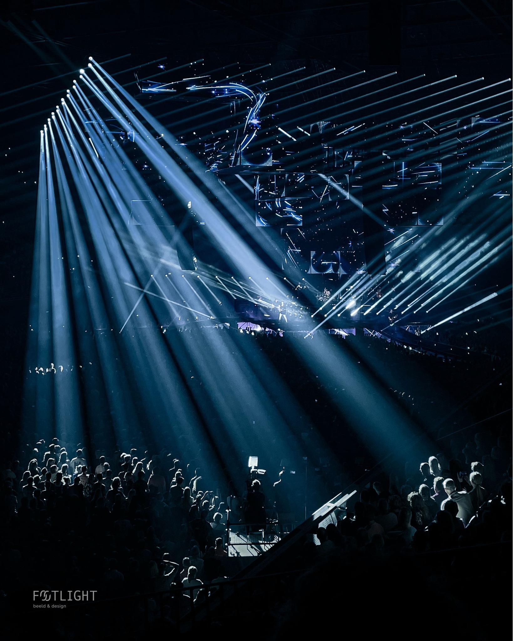 Wat miste ik mijn camera enorm op dit moment!
Het perfecte plaatje heeft vaak leuke opdrachten voor de deelnemers. Afgelopen week mochten ze in de uitzending concertfoto's maken van Kensington tijdens het laatste concert met de frontzanger Eloi.
Ik ben een grote fan en ik heb inmiddels alle vinyl platen in mijn collectie. Uiteraard kon ik dit concert niet missen in de Ziggodome. Ik kon het niet laten om met m'n telefoon een paar plaatjes te schieten! Geen perfect plaatje, maar ik kom toch aardig in de buurt. Wat miste ik mijn camera enorm op dit moment!
Spelen met licht blijft een leuke uitdaging.
#shotoniphone #kensington #ziggodome #afscheidsconcert #artistpublisher #drums #manager #guitar #mic #artistmanager #stagephotography #livemusicvenue #setphotographer #live #stage #musicproduction #vibes #rock #tour #jazz #set #concertphotographer #artist #musicians #concertphotography #music #livemusic #concert