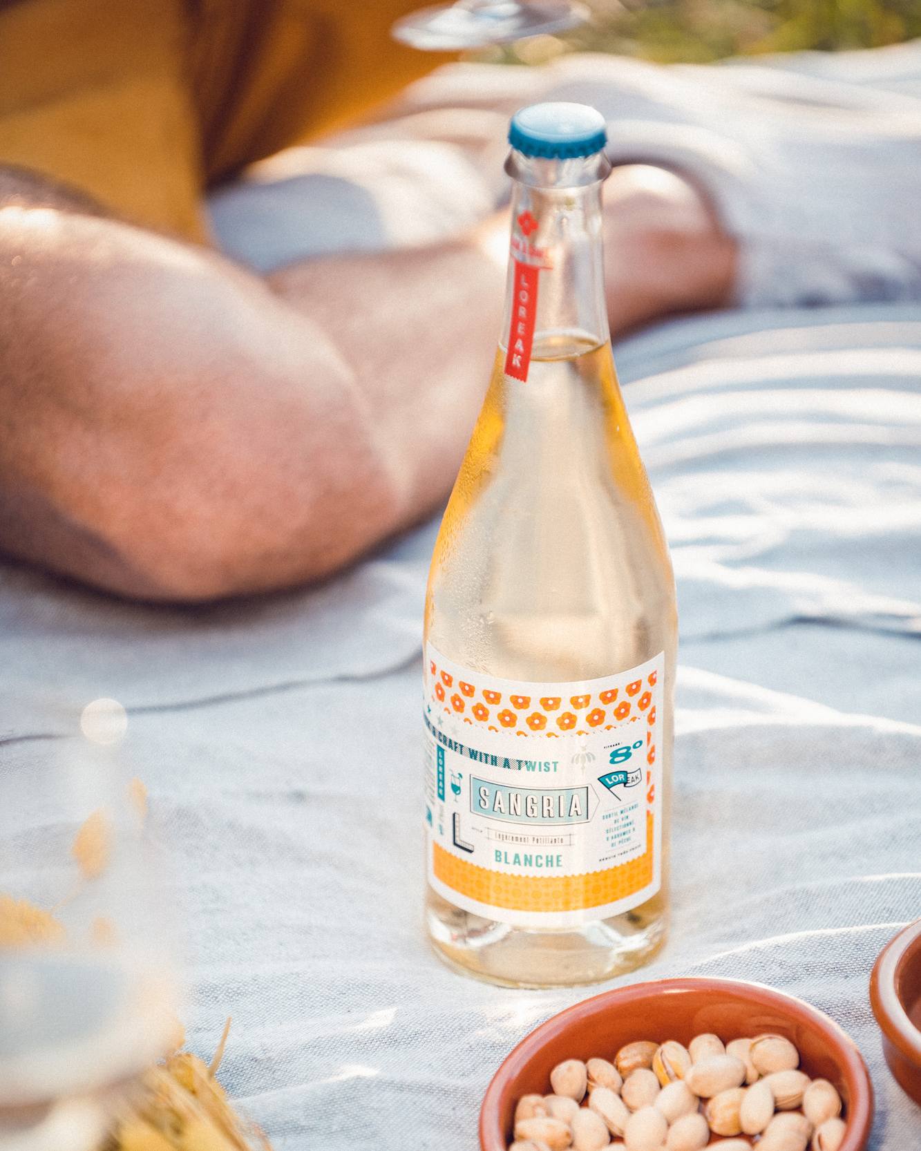 Vous ajouteriez quoi pour accompagner cette bouteille blanche de sangria Loreak? Du jambon? Des croquettes à la morue? Des cacahuètes? 🤤 (Une deuxième bouteille? 😉)
L'abus d'alcool est dangereux pour la santé. A consommer avec modération.
