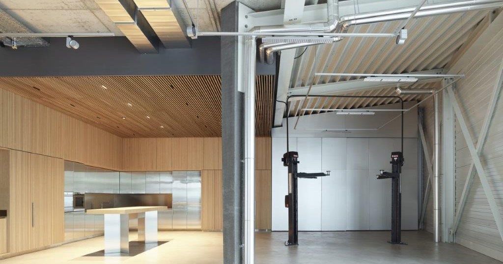 Decke & CNS-Fronten treffen auf elegante Lamellenfronten aus Eiche furniert. Handgefertigt in unserer Werkstatt – Qualität, die man spürt!😊
Fotografie: @markus_bertschi
#Showroomküche #Schreiner #InteriorDesign #Eichenholz #Qualität #Küchendesign