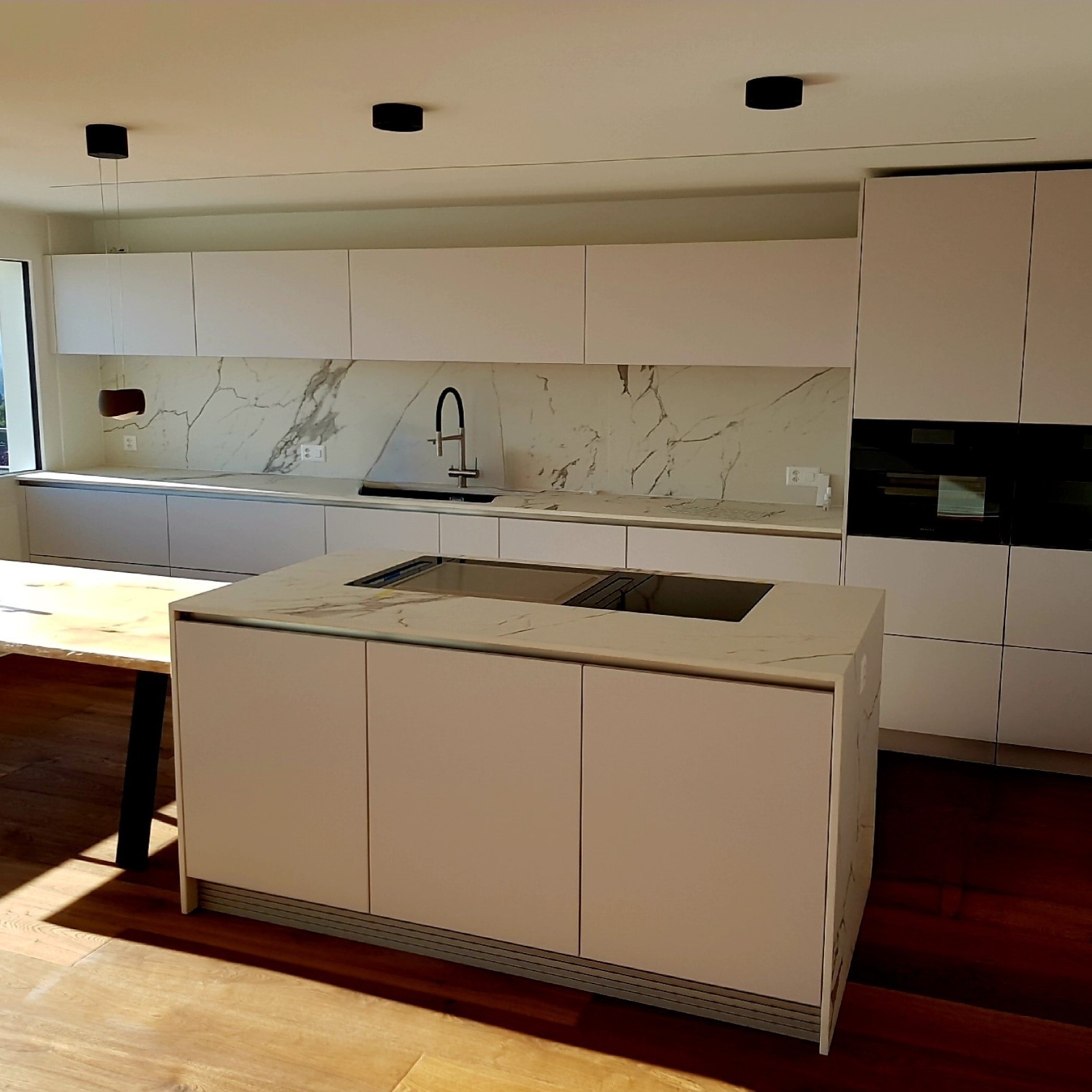 Frisch, modern und zeitlos! ✨ Diese Küche setzt auf Hellgrau in Mattlack, kombiniert mit der eleganten Keramik von Marazzi Statuario für Arbeitsplatten und Rückwand. Die Garderobe aus Eiche rundet das Ganze perfekt ab. Ein Blickfang für jedes Zuhause!
#InteriorDesign #Küche #Design #Limmattal