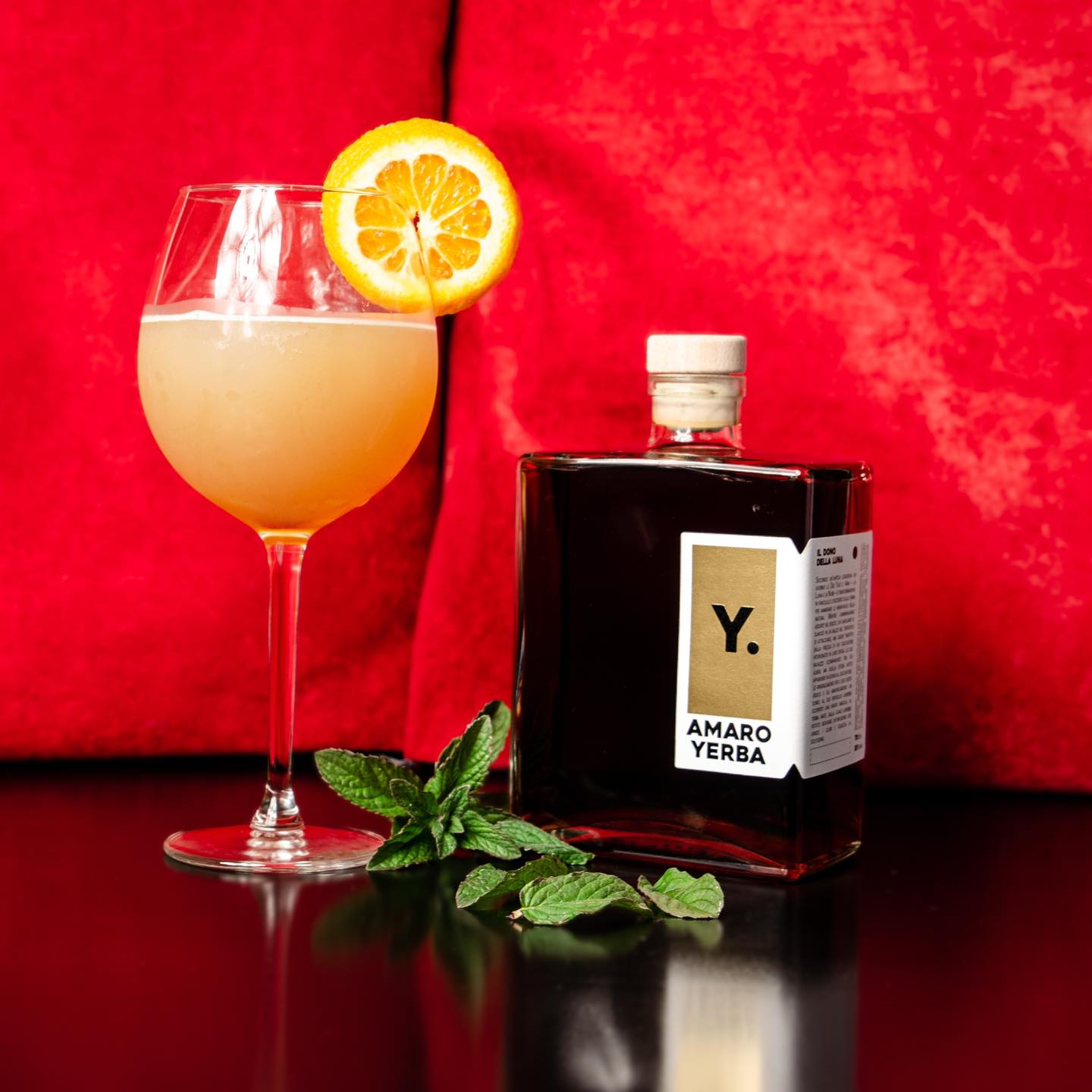 La natura conviviale del Mate è stata la fonte di ispirazione di Amaro Yerba, un prodotto nato con l’obiettivo di fondere armoniosamente la tradizione del Sudamerica con la cultura italiana.
Così come il rituale del Mate in Sudamerica contraddistingue i momenti di condivisione, Amaro Yerba utilizzato in miscelazione può diventare protagonista di indimenticabili aperitivi, rievocando l’aspetto conviviale della bevanda originaria.
.
.
.
.
.
.
#amaroyerba #amaro #amaroitaliano #bitter #miscelazione #mixology #aperitivo #yerbamate #mate
