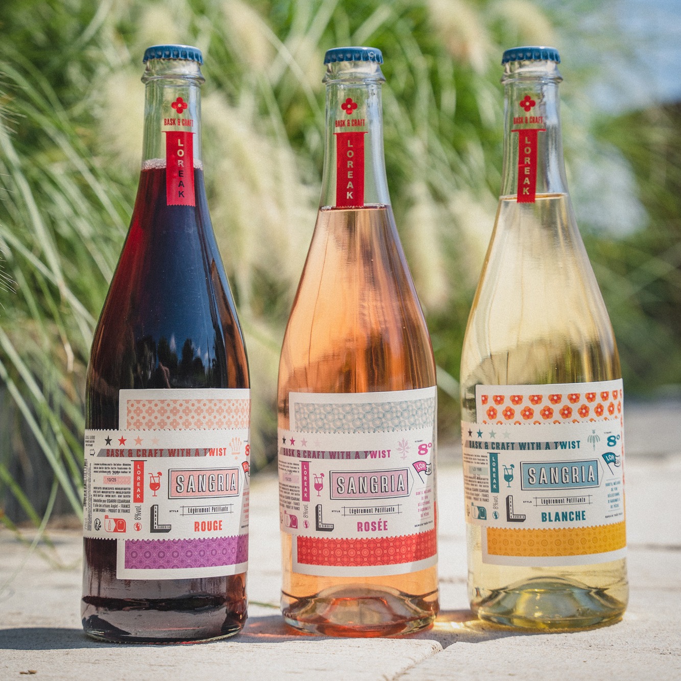 Loreak des sangrias produites de façon artisanale au cœur du Pays Basque. Fruitées et pétillantes, elles sont la boisson idéale pour égayer vos journées estivales ! 🌸
Rouge, rosée ou blanche, quelle est votre préférée ? Dites-le-nous en commentaire 👇
L'abus d'alcool est dangereux pour la santé. A consommer avec modération.