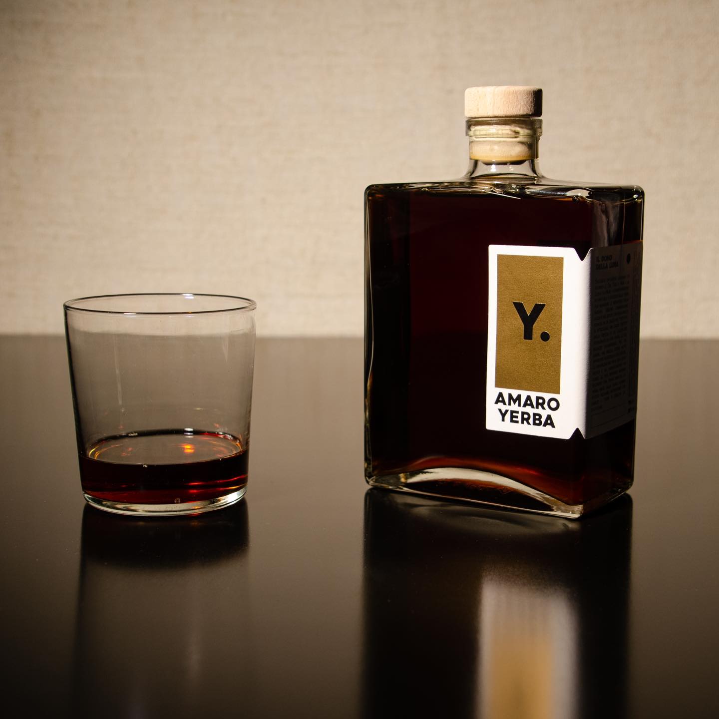 I profumi d'oltreoceano della yerba mate si ritrovano in Amaro Yerba, nel quale gli aromi al naso di trinciato, fieno e tabacco precedono un gusto deciso caratterizzato da leggere note piccanti iniziali che si ammorbidiscono in sentori di miele per poi chiudersi presto in un amaro stringente e leggermente torbato.
.
.
.
.
.
.
#amaroyerba #amaro #amaroitaliano #bitter #degustazione #yerbamate #mate