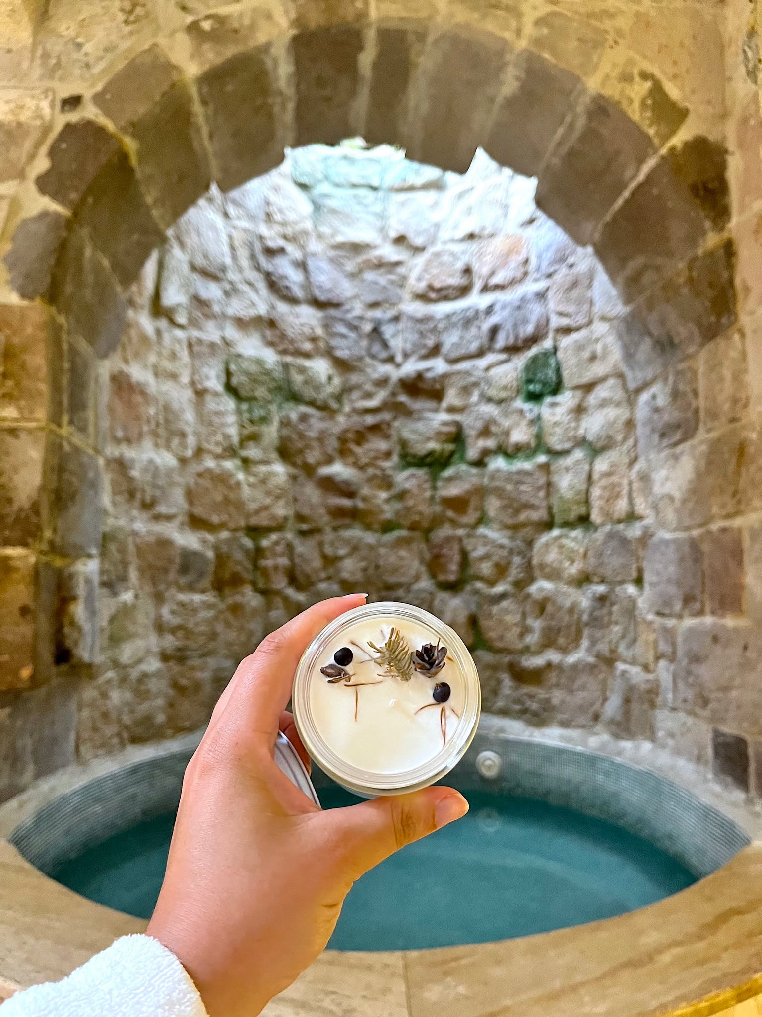 Spa day 🖤 Bring a Canadian sapin tree indoors and enjoy the woody-fir aromas! #montreallife #soycandle #soycandles #soycandlelovers #soycandlemaking #soycandlebusiness #luxury #luxury #EthicalLiving #ethicalliving #ethicalliving💚 #sustainableliving #healthyhabits #healthyliving