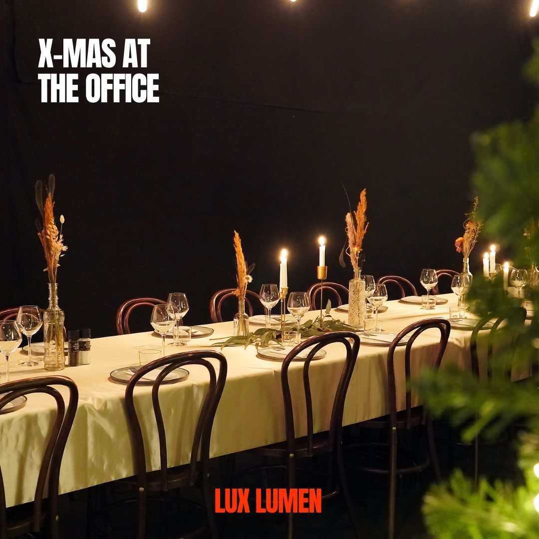 🎄✨ A week ago, we turned our workshop into a festive wonderland for the Lux Lumen Christmas party! With a red carpet, candlelit tables, and the warmth of family, we shared a wonderful evening together. Colleagues brought their loved ones, and the kids were treated to giant balloon creations from a talented artist. We enjoyed good food, delicious cake, and, most importantly, great company!
🎈Balloon artist: Wallie de Groote @degrooteballonnen_axel