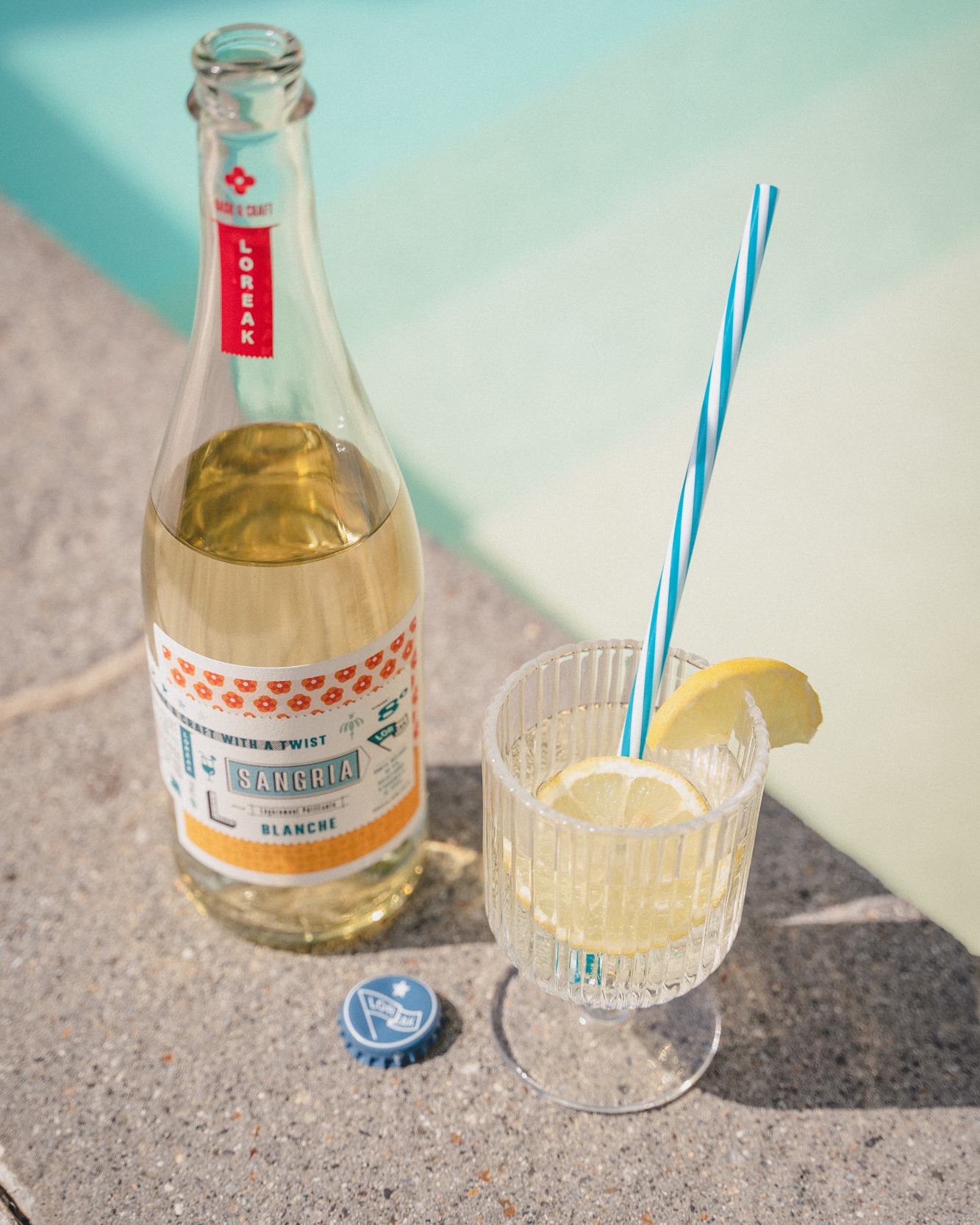 Les derniers jours d'été... encore une petite sangria blanche pétillante Loreak au bord de la piscine pour prolonger le plaisir. 🍹✨
