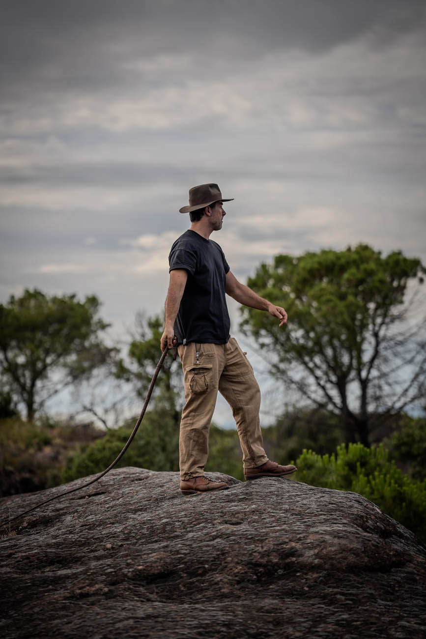 L'aventure est parfois au coin de la rue, ou plutôt de la garrigue !
Je suis ici accompagné du fouet "Raider", en référence et hommage à Indiana Jones. 🕵️♂️🏜️
Le Raider est un fouet en cuir de kangourou très robuste, doté d'un double cœur tressé à 4 et 8 lanières.
Et si toi aussi, tu veux t'équiper d'un modèle Raider, tu peux me DM ou le commander dans le lien bio ! 👆
#fouet #bullwhip #adventure #survival #tracking #props #RomaricGears #Aventure #SurvivalAdventure #Craftsmanship #OutdoorGear #WhipTraining #SurvivalSkills #OutdoorAdventure #Handcrafted #Artisanat #WhipInAction #WhipCraft #whipshop #bullwhip #whipcracking #indianajoneswhip #leatherwhips #whipmaking #indianajones
#