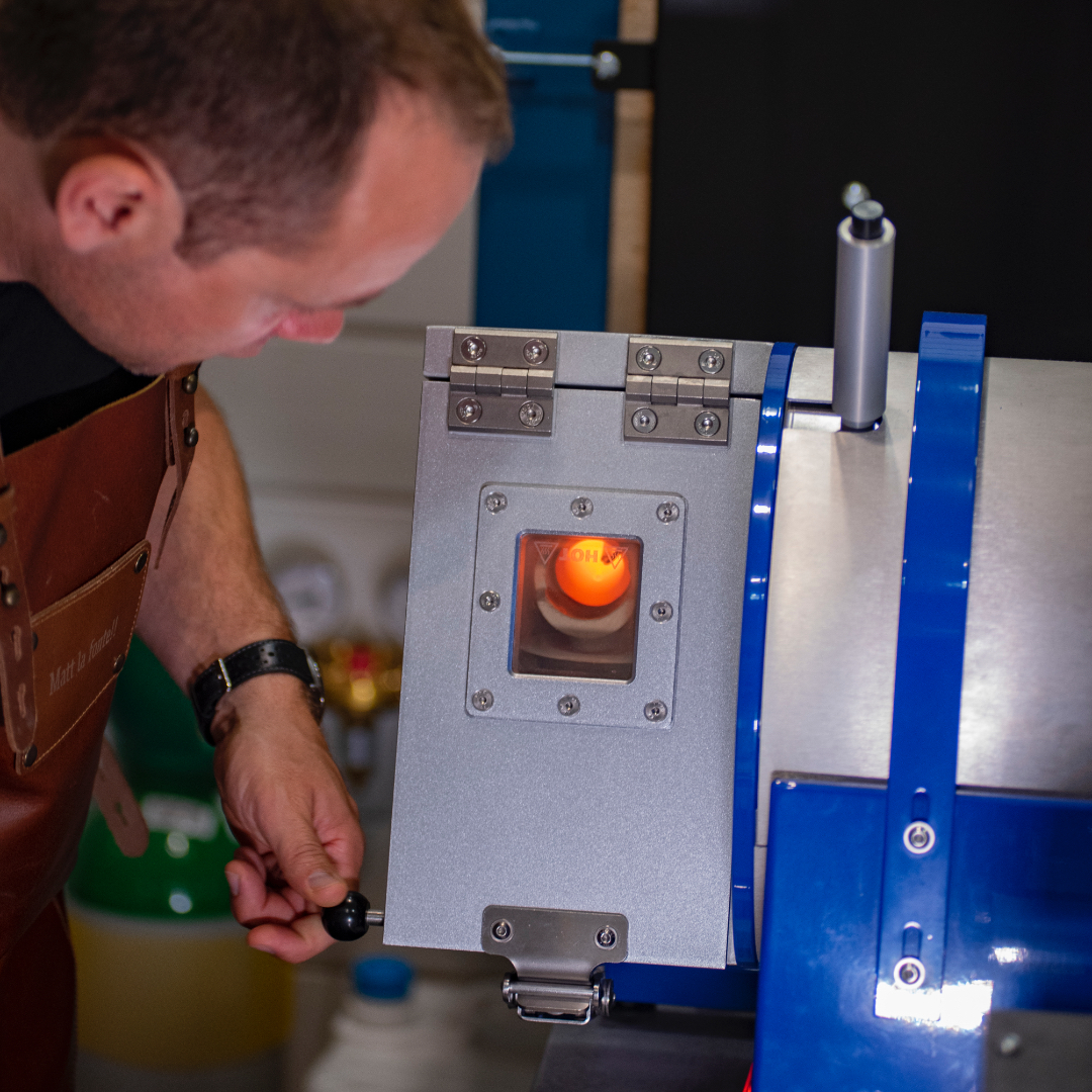 Coulée du métal !
📷@dedeur_production
#finistere #madeinfrance #quimper #atelier #melting #argent925 #silver #fusion #workshop