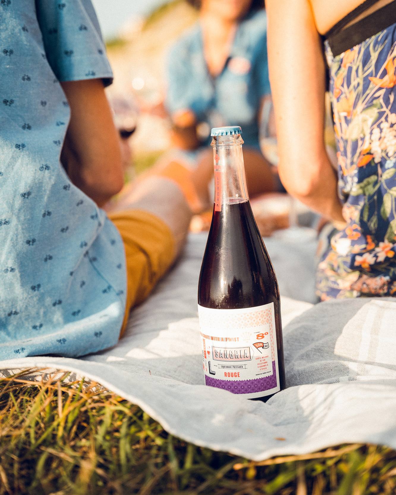 On appelle l'été avec une bouteille de sangria rouge Loreak ! 🍷🌞
Taguez en commentaire la personne avec qui vous aimeriez partager cette sangria. 👇