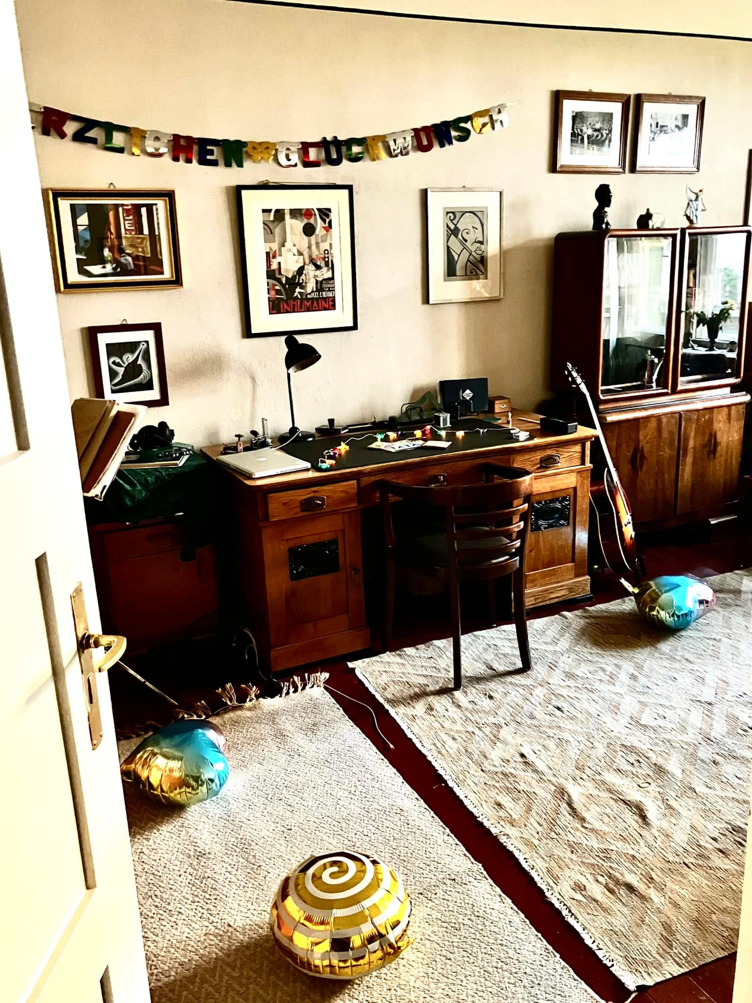 Thank you very much for all your kind birthday wishes! They made my day! ❤️🙏🎉
I had a pleasent afternoon with my daughter, who was also decorating my living room 🥰