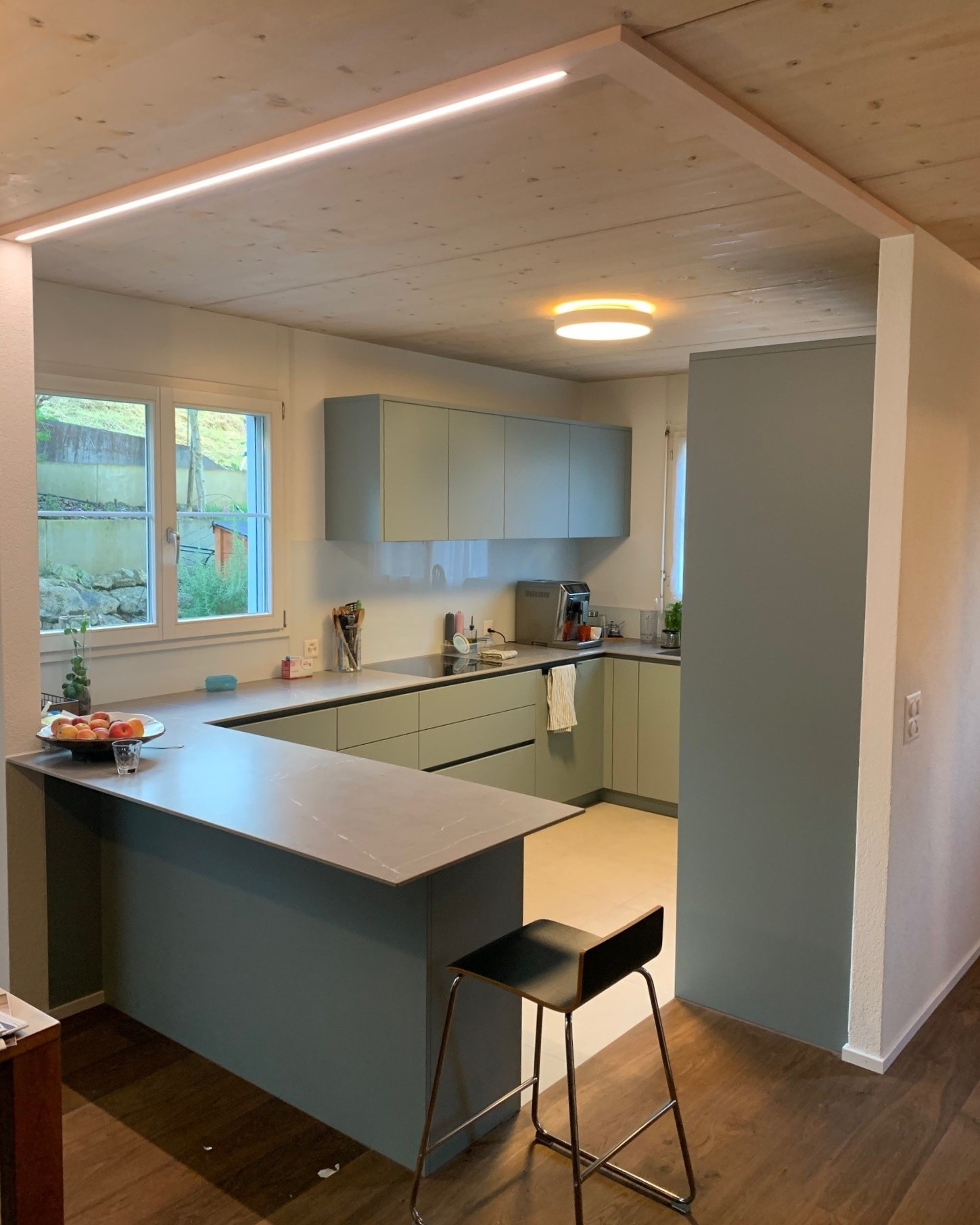 Frische Farben und edle Materialien machen diese Küche zu einem wahren Highlight! 🌿 Die Abdeckung von Paradisa Natursteine bringt einen Hauch von Natur ins Haus und verleiht dem Raum eine moderne, aber warme Atmosphäre. Die Liebe zum Detail und die handwerkliche Präzision spiegeln sich in jeder Ecke wider. 🏡
Wir haben den gesamten Umbau mit unserem erfahrenen Bauleiter begleitet, um sicherzustellen, dass jedes Element perfekt aufeinander abgestimmt ist und höchste Qualität bietet.
#NeueKüche #Küchendesign #Innenausbau #SchweizerHandwerk #Naturstein #ZeitloseEleganz #Küchenästhetik #Wohninspiration #Urdorf #Küchenkunst #Projektmanagement #umbau
@haecker_kuechen
@miele
@paradisa_gmbh
@quookerschweizag