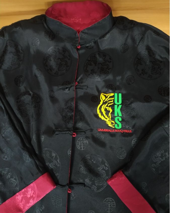Mokslo metams ruošiasi tiek mokiniai, tiek ir jų laukiantys būreliai ir klubai. Pasitikite rudenį stilingai! Universalus kovų stilius - UKS jau pasiruošę! 🤩 #reklamospasaulis #siuvinejimopaslaugos #Vilnius #siuvinejimasmasina #siuvinejimas