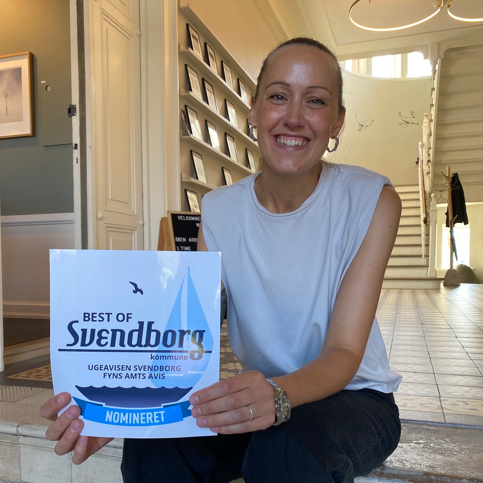 Hey Stine! I er nomineret til Best of Svendborg, i kategorien Erhvervs virksomhed. Hvordan er det?
"Det er vi enormt stolte af. (Se bare hvor glad hun ser ud)
Hvad vi er endnu mere stolt af, det er at vi er lykkedes med at skabe et hus som mennesker kan lide at komme i. Uanset om det er folk med deres daglig gang i huset, sporadisk brug af arbejdscafeen eller som gæst til et event, så møder vi kun glade og engageret folk.
Vi har sat nogle utrolig smukke rammer som folk nemt kan blive blæst bagover af, men det er stemningen og energien som jeg tror giver folk lyst til at blive. Det kan vi takke vores lille men dygtige team for, som hver dag gør sig umage for at skabe de allerbedst rammer for alle brugere af huset — men bestemt også vores medlemmer. Deres energi og deres engagement i fællesskabet og netværket, er det der har skabt huset. Uden dem har vi ikke noget eksistensgrundlag.
Vi brænder for at skabe netværk og facilitere samarbejder — og det er et kæmpe privilegium at få til at følge så mange dygtige mennesker og deres virksomhed helt tæt på."
Stem på alle jeres favoritter vis link i bio. Afstemningen løber frem til d. 2. september kl. 12.00