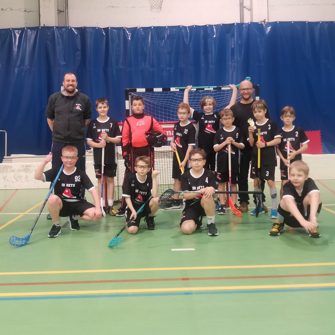 Lääne-Harju u-10 poisid lõpetasid Eesti meistrivõistluste hooaja 6nda kohaga.
Neljapäeval Sparta spordihoones kohtumisega suveräänse liidri SNSK-ga ja lisaks kohaliku Sprta Automaailmaga. Käivitus oli aeglane ning mängumootor saadi käima alles viimases mängus, kus õnnetus lüüa paar väga ilusat väravat. Tulemuseks esimesel hooajal igati teenitud 6.koht Eestis.
Eks see esimene hooaeg oligi pigem tulevikku suunatud. Tähtis oli pigem mängimine ja kogemuse saamine , kui hambas ristis tulemuse taga ajamine. Samas on äge, et on kujunenud kift saalhokipunt, koos ambitsioonika treeneriga. Kindlasti toome värskust ka Eesti saalihokimaailma tulevikus.
Võistkonnas mängisid: Oliver, Revo, Oliver, Remi, Toomas, Johannes, Frederik, Avo, Henri, Dani, Rasmus, Martin ja Jakob. Võistkonda juhendas Andres Sepp, abistas Silver Allik. Etapi parim mängija: Johannes Teigar.