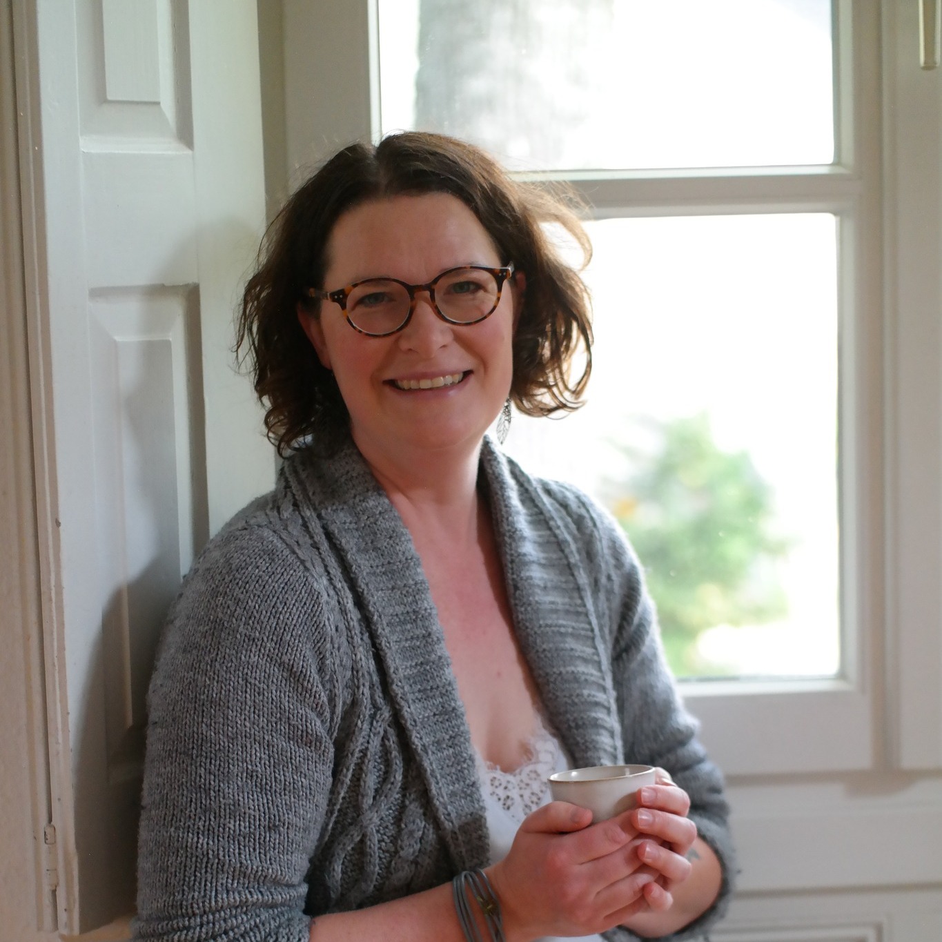 Hallo, ich bin Anke! Deine Soul Sister, die dich begleitet, die Räume für dich hält, Rituale mit dir feiert, Cacao mit dir zelebriert, dich mit Hingabe berührt, dich zu dir selbst führt, die dich auf der Yogamatte anleitet, mit dir Schwellen überschreitet, mit dir mein Kräuter- und Räucherwissen teilt und deiner Reise als Mama im Wochenbett als ayurvedische Wochenbett Doula (Ayurdoula) ist.
Alles was ich tue, tue ich mit Hingabe, Achtsamkeit und Herz. Das spürst du bestimmt auch, wenn du in meine Räume trittst, ankommst und ganz du sein darfst.
Mit meiner Familie lebe ich hier in Kalkar, am Niederrhein, an unserem persönlichen Kraftort, in einem Haus, dass aufgrund seiner Lage eine ganz besondere Energie hat. Hier habe ich auch meinen YOGAyoga-Raum in dem ich Yogakurse gebe, Rituale & Kreise feiere, bei Massagen Berührungen schenke und Workshops veranstalte.
Gerne begleite ich auch dich, als deine Soul Sister, auf deinem Weg!
#dasbinich #soulsister #yogayoga #womencircle #rituale #räuchern #niederrhein #doula #ayurdoula #kraftorte #wochenbett #wochebettdoula #begleitung #postnataldoula #postnatal #Frausein