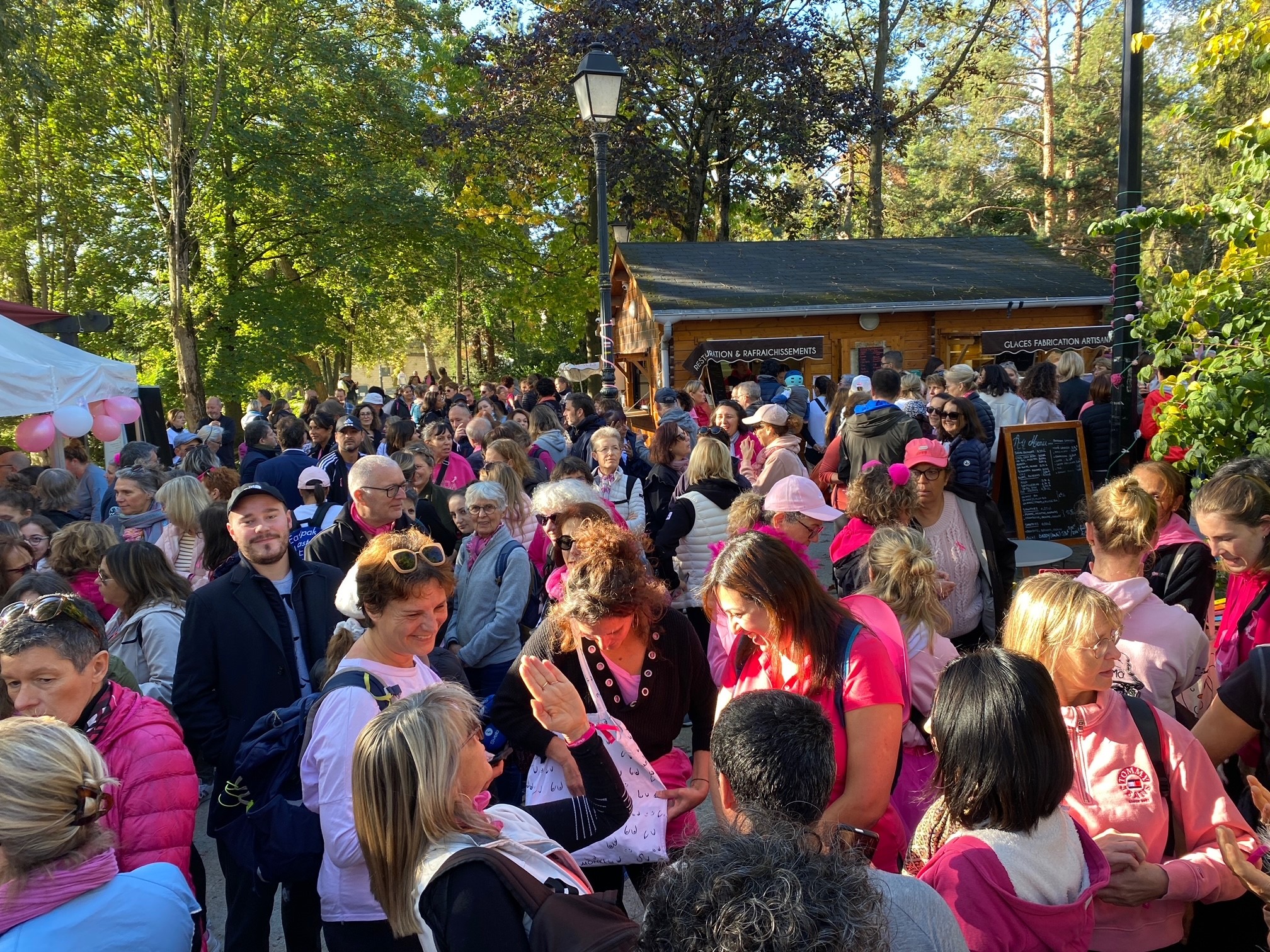 🌸 Un dimanche pour une cause qui nous tient à cœur ! 🚶♀️🚶♂️
Ce dimanche, l'équipe de la Clinique Gaston Metivet était fière de participer à la marche organisée par @soufflerose à @villesaintmaur . Nous avons marché en solidarité avec tous ceux qui luttent contre le cancer du sein.
🙌 L'événement était une occasion parfaite de rassembler la communauté, de sensibiliser à l'importance de la prévention et du dépistage précoce, et de montrer notre soutien à toutes les personnes touchées par cette maladie.
📸 Voici quelques-unes de nos photos de cette journée spéciale. Nous tenons à remercier tous ceux qui ont participé et ceux qui ont contribué à faire de cette marche un succès. Ensemble, nous sommes plus forts.
💕 N'oublions jamais l'importance de prendre soin de notre santé et d'apporter notre soutien à ceux qui en ont besoin. @Souffle Rose , merci pour cette initiative inspirante. 💞
#CliniqueGastonMetivet #SouffleRose #MarcheContreLeCancerDuSein #Solidarité #Prévention #DépistagePrécoce #Santé