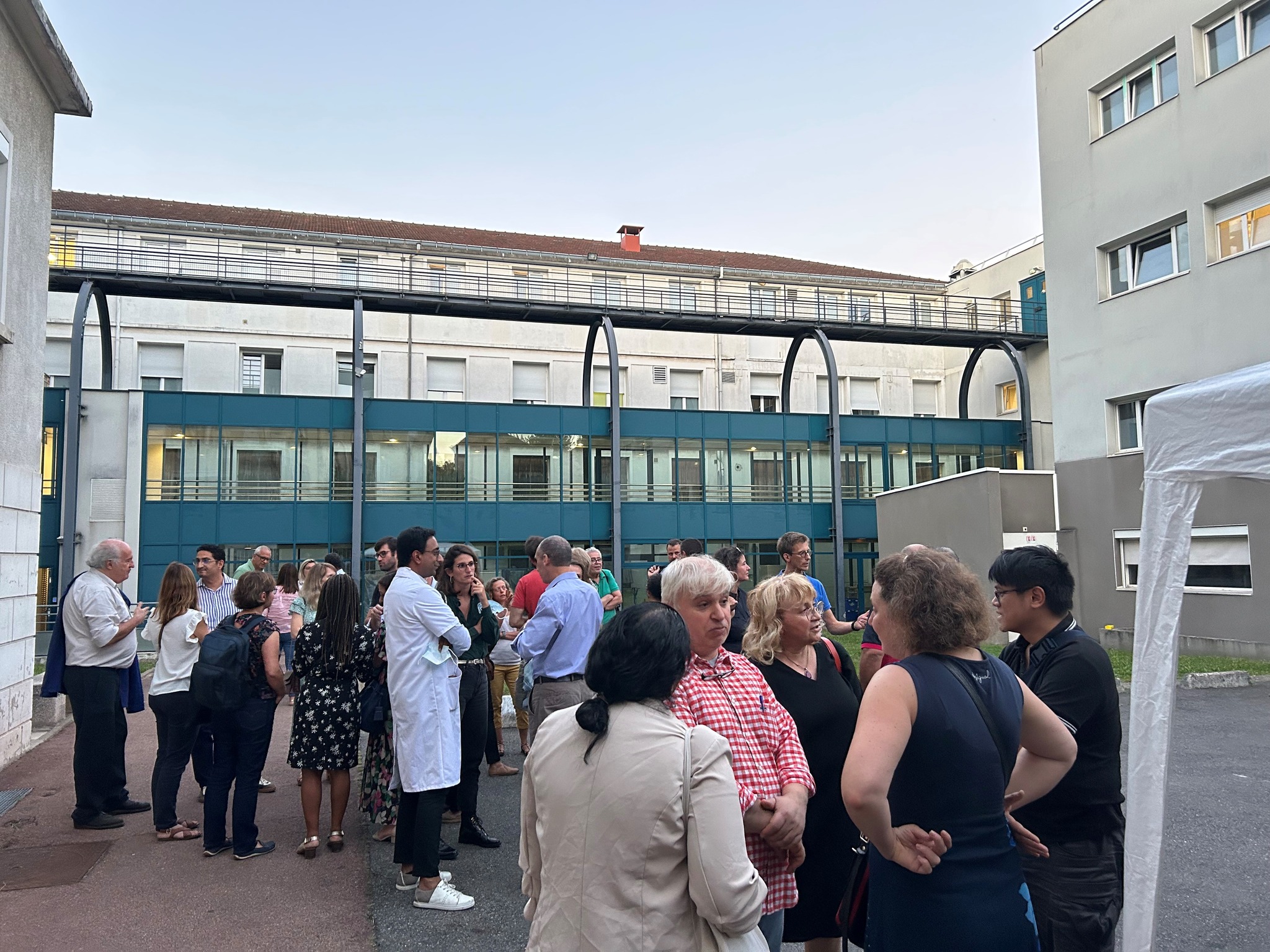 🌟 Un moment de partage et de collaboration ! 🌟
La Clinique Gaston Metivet est fière d'avoir organisé une soirée spéciale, où nos médecins ont eu l'opportunité d'échanger avec les médecins de ville. Cette rencontre a renforcé notre engagement envers des soins de qualité pour notre population. 💪
Nos médecins, spécialisés dans différentes disciplines médicales en médecine, chirurgie, obstétrique et soins non programmés, ont échangé avec les médecins de ville pour améliorer encore davantage le lien ville-hôpital offert à nos patients. 🤝
Cet événement a été une occasion précieuse de renforcer les liens entre notre clinique et les médecins de ville qui nous font confiance pour le bien-être de leurs patients. Nous sommes reconnaissants de votre confiance et de votre collaboration. 🙏
👨⚕️👩⚕️ Nous croyons en l'importance de travailler main dans la main pour garantir les meilleurs soins possibles pour tous nos patients.
#CollaborationMédicale #SoinDeQualité #CliniqueGastonMetivet #MédecinsUnis #AméliorationDesSoinsDeSanté #SaintMaurdesFossés