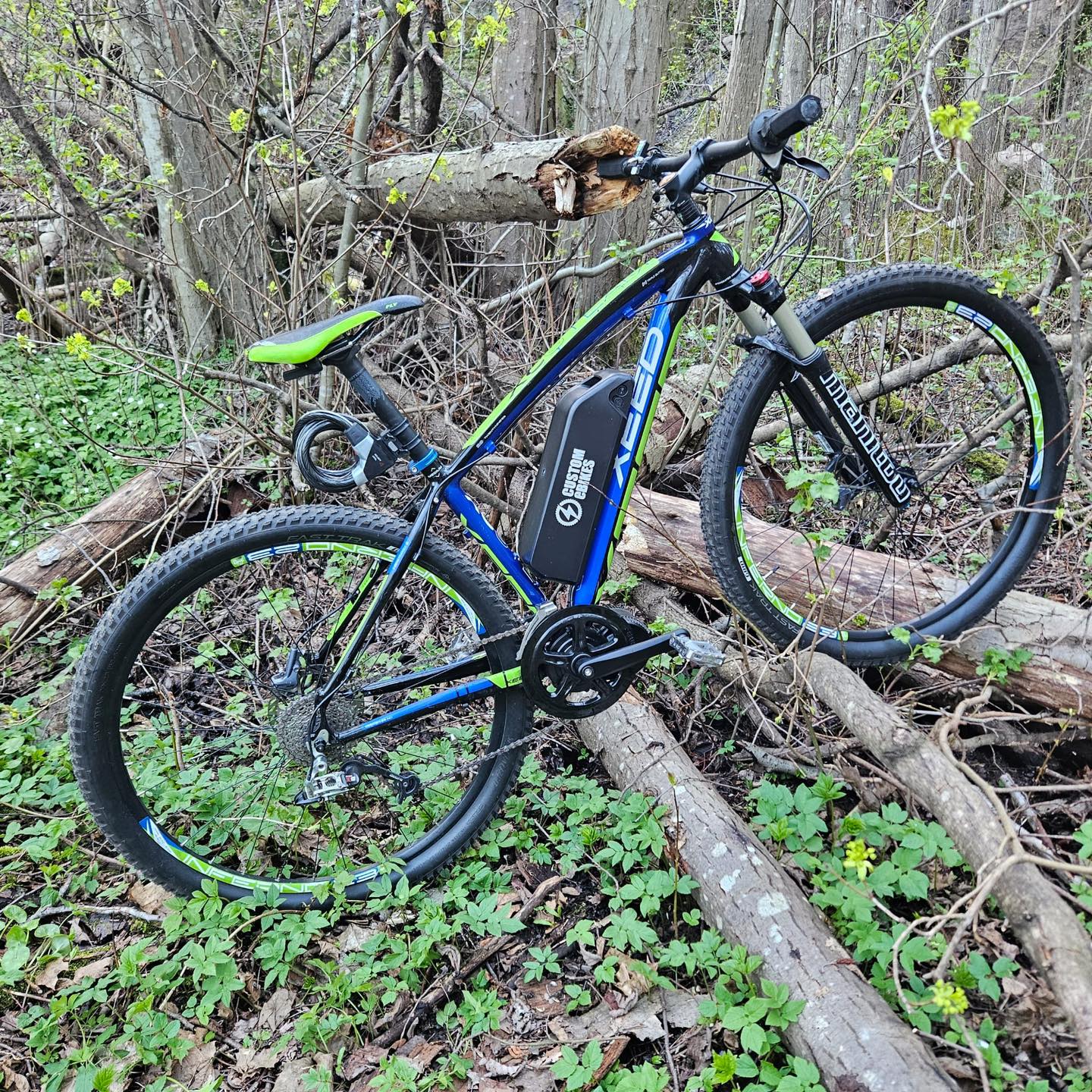 Dette er vår seneste «baby», en XEED sykkel med skjult ledning i rammen, noe som er standard i alle våre bygg!
Lyst å bygge om din vanlige sykkel og kunne «fly» raskt frem i skog og hei?
Ta kontakt med oss i customebikes.no så skal vi hjelpe deg på veien 🚴 🚴🚴
#elmotor #fart #elsykkel #xeed #skog #rask #customebikes