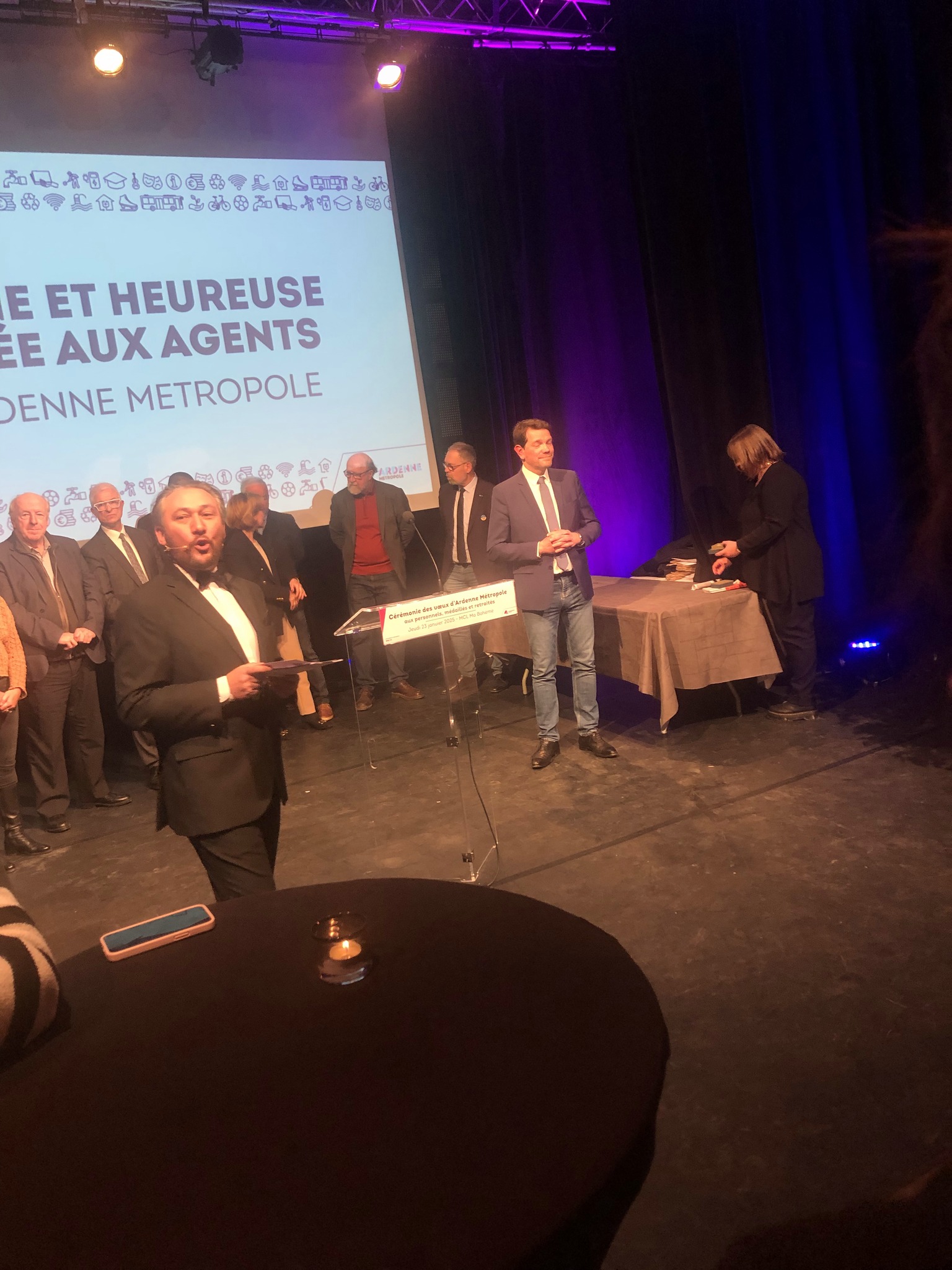 âš La semaine derniĂšre, jâai Ă©tĂ© sollicitĂ© suite Ă un prĂ©cĂ©dent Ă©vĂ©nement pour animer une nouvelle cĂ©rĂ©monie de vĆux. Lâobjectif ? Apporter du dynamisme et casser les codes des cĂ©rĂ©monies classiques.
đ¶ Le client souhaitait une ambiance chaleureuse, cosy et lounge. Jâai donc proposĂ© plusieurs artistes et musiciens avec vidĂ©os Ă lâappui, ainsi que des Ă©lĂ©ments de dĂ©coration : photophores, bougies et projecteurs de lumiĂšres pour un effet immersif. Jâai aussi créé des affichages personnalisĂ©s pour soigner lâaccueil des invitĂ©s.
đž Mais lâambiance ne sâarrĂȘtait pas lĂ . Mon photobooth Ă©tait bien sĂ»r prĂ©sent, et le client en voulait mĂȘme deux ! Jâai prĂ©fĂ©rĂ© lui en fournir un et ajouter une touche originale avec une caricaturiste â. RĂ©sultat : succĂšs immĂ©diat, elle a dessinĂ© en continu pendant plus de 2h30 et chaque invitĂ© est reparti avec un souvenir unique.
đ€ Enfin, jâai eu le plaisir dâofficier en tant que maĂźtre de cĂ©rĂ©monie. Smoking exigĂ©, mais avec une touche dâhumour et de dynamisme pour une soirĂ©e rythmĂ©e. Dâailleurs, je mâadapte Ă toutes les demandes : besoin dâun animateur disco ? Pattes dâĂ©ph de rigueur. Une soirĂ©e Harry Potter ? Mon costume dâHarry est prĂȘt !
đ Les retours sont unanimes : ambiance rĂ©ussie, animation apprĂ©ciĂ©e et des invitĂ©s conquis. La caricaturiste a fait sensation, et le photobooth a mĂȘme créé une file dâattente !
đĄ Vous avez une idĂ©e en tĂȘte pour votre prochain Ă©vĂ©nement ? Parlons-en ensemble et construisons une expĂ©rience qui vous ressemble . Je suis Ă votre Ă©coute pour faire de votre projet un moment inoubliable
#soirée #voeux #sconsultevents #Ardennes #GrandEst #Fun #clientconquis #eventplanner #organisation #eventorganiser #event #charleville #sedan