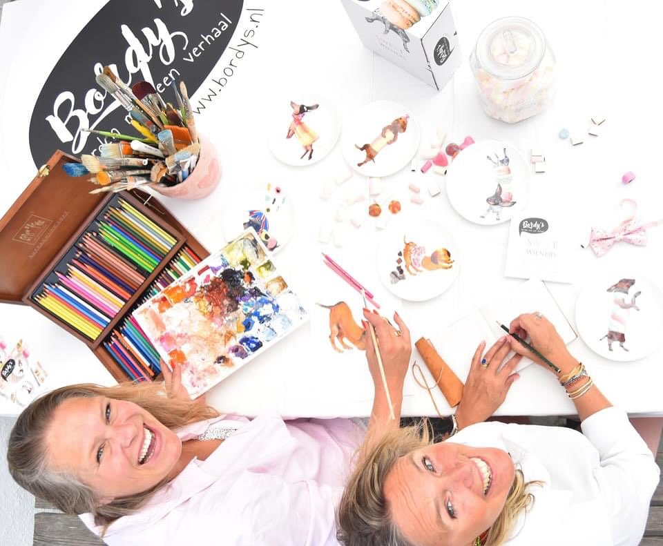 Wat een feestje! 🎉Ik maak de de ludieke illustraties op de borden en Kiki die de verhalen schrijft.
Bordy’s voor een grappig verhaal én een grote glimlach aan tafel!
#teckellove #teckel #illustrationart #wiener #sweetwieners #dachshundlove #wienerdogs #dachshundlife #dachshundappreciation #teckelmania #teckelofinstagram #dachshundoftheday #dachshundoftheday_ #wienerdogworld #teckeldog #verhalen #Wiener #dachshundsofinstagram #makingoff #tablestyling #wienerdog #dachshund #porselein #nieuwecollectie #nieuweserie #limitededition #fun #mooiedingenmaken