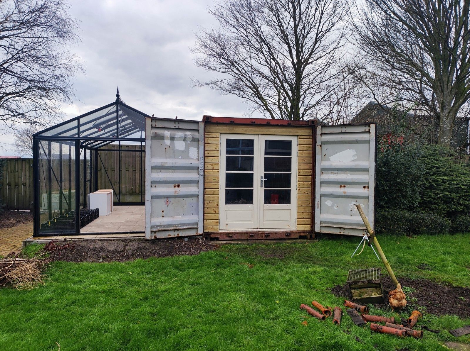 Een frisse blik in de wereld van tuinieren! 🌱 Onze klant heeft onze prachtige dubbele deuren gebruikt in hun sfeervolle kas. Een prachtig voorbeeld van hoe restpartij kozijnen een tweede leven krijgen. 🚪💚 Of je nu op zoek bent naar het nieuwste van het nieuwste of unieke, karaktervolle kozijnen, bij ons vind je de perfecte match voor jouw project. Droom jij ook van een dergelijke transformatie? Verken de mogelijkheden op onze website en ontdek hoe je deze kozijnen direct kunt bemachtigen. Haal de kozijnen direct af. #KozijnenLiefde #TuinParadijs #GroenLeven #InspiratieOpdoen #tuindeuren #wooninspiratie #vakantiehuis #kozijn #verbouwendoejezo #klus #edvanduin #hardhout #verbouwen #kozijnenvanhout #schuurdeuren #aanbouw #tevredenklant #verbouwing #schuurwoning