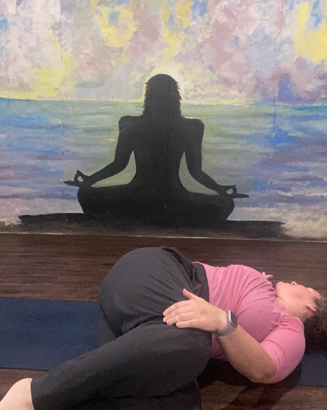 A few thoughts for your Thursday…it’s been a hard month, closing the studio and saying good bye to that chapter of life. Then there’s all the holiday stuff. And then there’s just the daily life stuff. It’s been kind of heavy and I have been taking time to look deep within. Things are bubbling to the top. Soon I expect some to come into form. In the meantime, I will seek solace on my mat and hope you do too. This twist is one of my favorites, especially when life feels a bit much. Bring your knees to your chest with an exhale. When you are ready, take a deep breath and release the legs to one side as you exhale again. Inhale to come up, when ready, and exhale down to the other side. Come here as often as you like and need. With love and light, Liz
#comehometoyoursoul #healthybodyhealthymind #comehometoyourself❤️ #healthybodyandmind #healthybody #takeadeepbreath #comehometoyourroots #welcomehome #healthybodyhealthymindhealthysoul #comehometoyourself #healthybodyhappymind #justbreathe #comehometoyourbody #comehometoyourheart