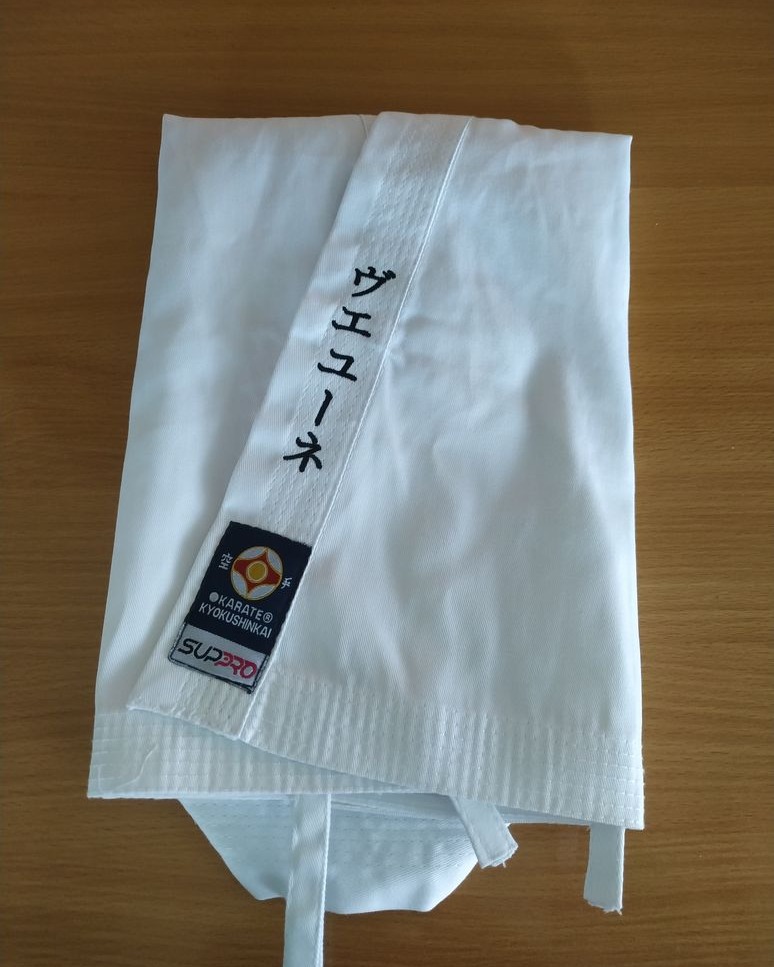 O kartais būna ir taip - siuvinėjimas kalba, kuria nekalbame 😅 Katakana ženklai ant kovos rūbų. Gal ir jums ką nors išsiuvinėti? https://reklamospasaulis.lt/content/siuvinejimas #Vilnius #reklamospasaulis #siuvinejimas #siuvinejimopaslaugos #siuvinejimasmasina #siuvinėjimas