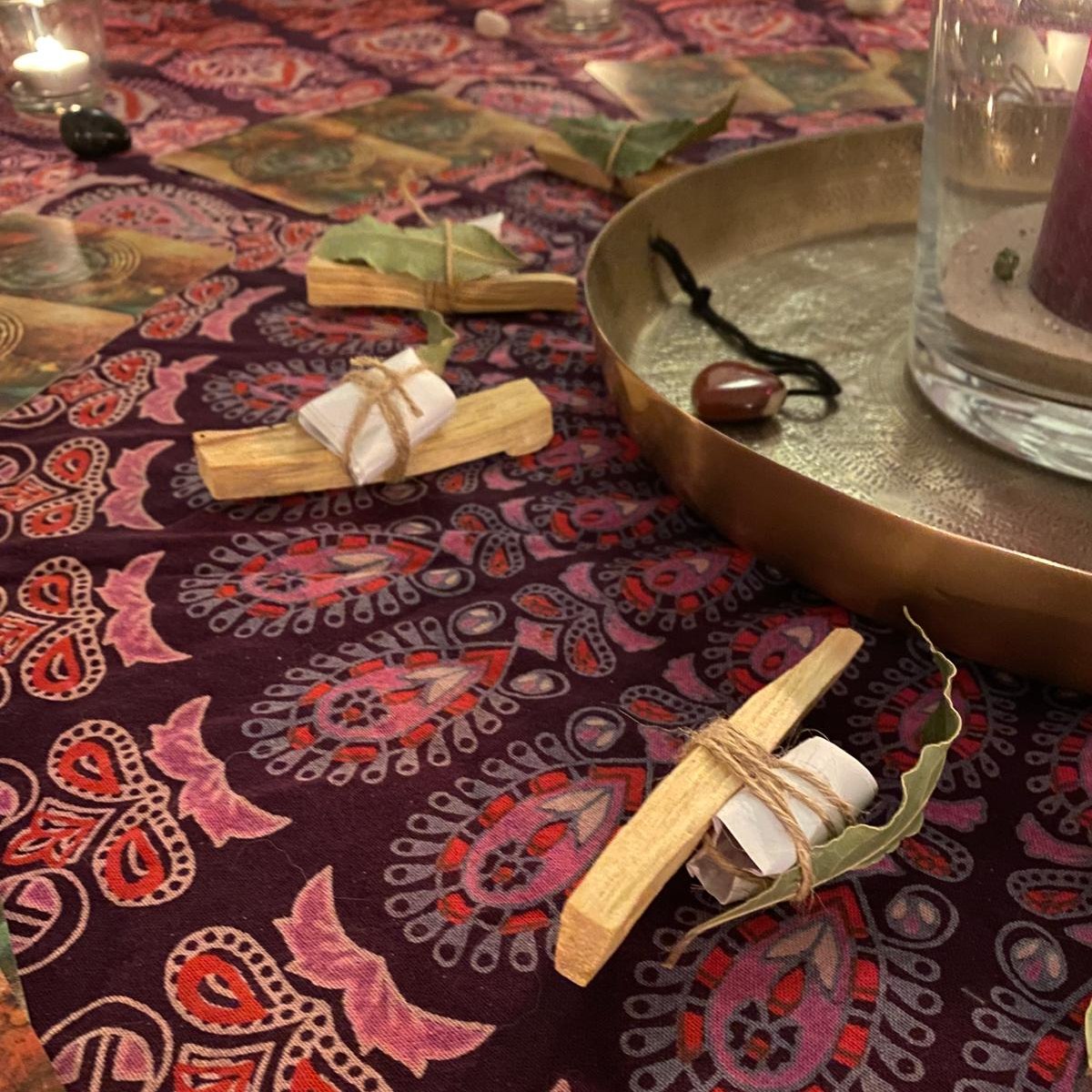 Frauenkreis? Was macht man denn da?
Muss man dafür nicht spirituell sein? Ich kenne da gar niemanden?
Wenn ich über Frauenkreise spreche blicke ich immer wieder in fragende Gesichert. Und auch ich hätte bestimmt noch vor einigen Jahren genau so reagiert. Frauenkreise waren in der Vergangenheit Normalität. Frauen kamen zusammen und haben sich ausgetauscht, unterstützt, gehalten und inspiriert. Und das ist auch heute noch so.
Nur wir haben es vergessen oder nicht gelernt.
Im Frauenkreis begegnen wir uns auf Augenhöhe. Alle sind gleich. Und wenn du möchtest, darfst du dich hier öffnen und so zeigen wie du bist. Ganz ohne dich verstellen zu müssen. Es ist keine Selbsthilfegruppe bei der du ungefragt gute Ratschläge bekommst, sondern du darfst Antworten in dir selbst finden. Und durch den besonderen Kreis an Frauen in einem ganz geschützten, kraftvollen Raum.
Dafür musst du nicht spirituell sein und du musst dich auch nicht vorbereiten. Manchmal ist es sogar schön, wenn man niemanden aus dem Kreis vorher kennt. Und es kann auch ganz besonders sein in den Kreis mit einer Vertrauten zu treten.
Probiere es einfach einmal aus. Du hast nichts zu verlieren, aber die Möglichkeit mehr zu entdecken.
#frauenkreis #womencircle #frauenkreisnrw #frauenkreiskalkar #frauenkreise #frauen #kalkar #frauenpower #soulsister