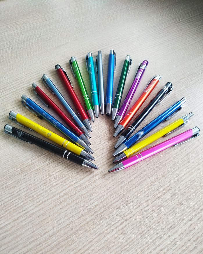 Nepakeičiama klasika - metaliniai tušinukai su graviruotu ar atspausdintu logotipu. Skirtingos spalvos, formos, bet visada puiki kokybė ir minkštai rašančios priemonės, padedančios formuoti jūsų įmonės įvaizdį. #reklamospasaulis #Vilnius #tusinukaisulogo #tusinukaisuspauda #graviruotitusinukai https://reklamospasaulis.lt/metaliniai-tusinukai