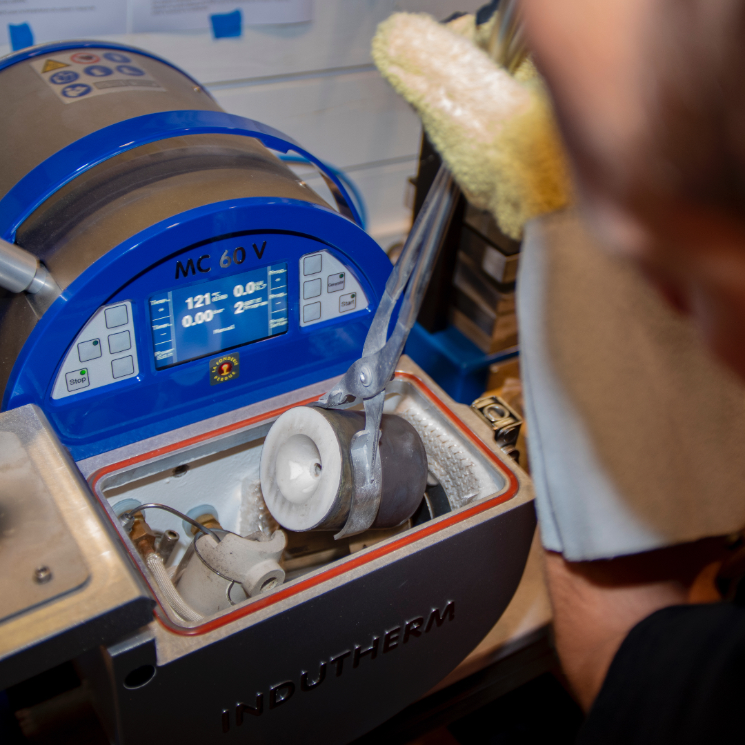 Le cylindre est en place, il ne reste plus qu'à faire fondre et couler le métal.
📷@dedeur_production
#finistere #madeinfrance #quimper #melting #argent925 #fusion #fonderie