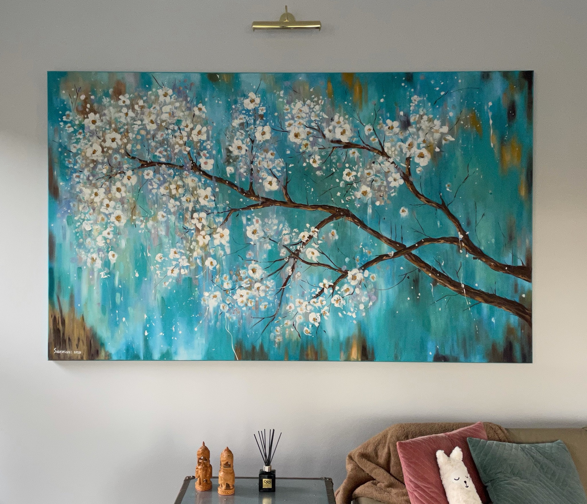 Focal points are created in rooms intentionally and sometimes unintentionally. Many living rooms use a TV as a focal point or wall art. This is a true favourite, painted by a talented artist based in Sydney. Get in touch to discover how I can help you achieve your interior design goals! #ditaylorinteriors #interiordesign #homedecor #interiordesigner #decoration #interiorstyling #homesweethome #inspiration #interiordecorating #sydneyinteriordesigner
