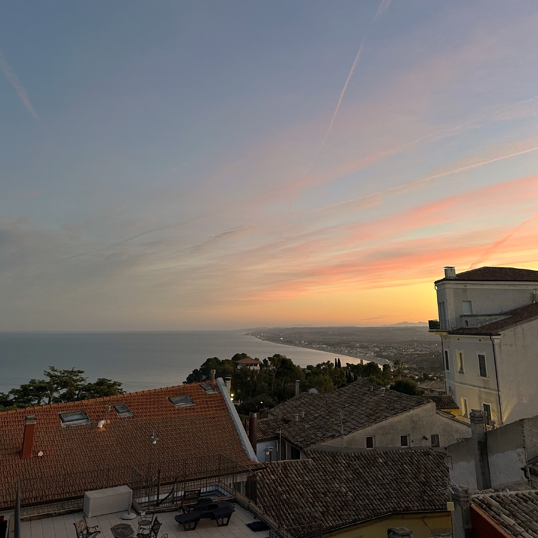 Riparte la magia... 💫 L'Orizzonte Relais riapre le sue porte il primo marzo! Preparati a vivere momenti di puro relax e comfort in uno dei luoghi più incantevoli di Sirolo. 😊 Non vediamo l'ora di darti il benvenuto nel nostro angolo di paradiso! ✨
👉🏻 Per INFO e PRENOTAZIONI:
📞 +39 071 933 1637
#OrizzonteRelais #Riapertura #SiroloMagic #estate2024 #primavera2024 #orizzonterelais #relais #sirolo #rivieradelconeroecollidellinfinto