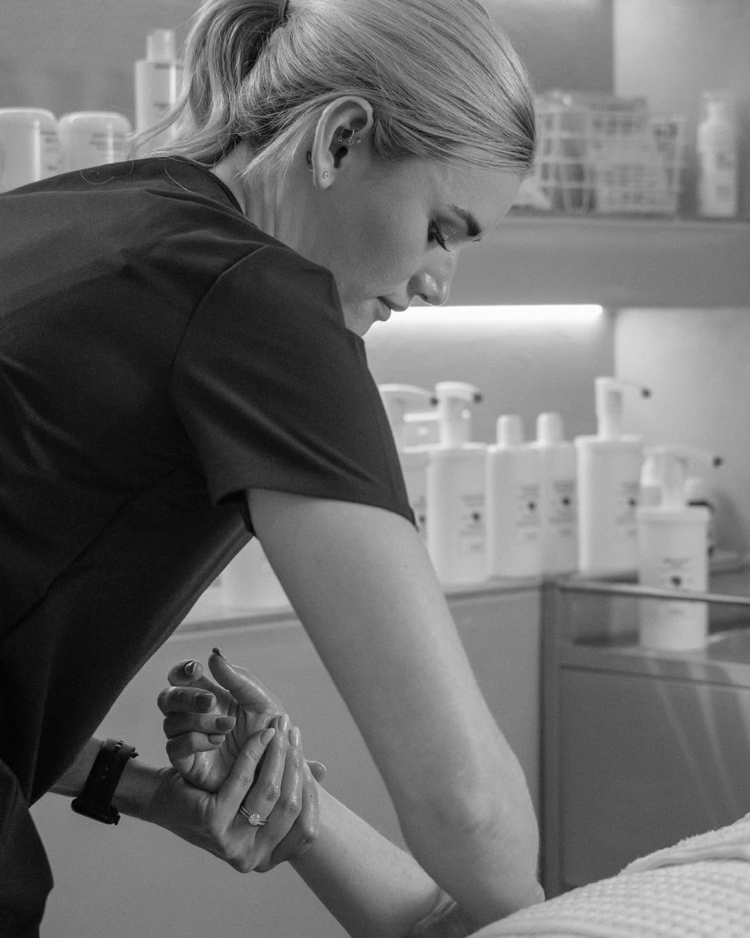 Experience the ultimate relaxation in our cosy facial room, having that tightness massaged away from your face, neck and head.
Walk out glowing and stress free 🧘♀️