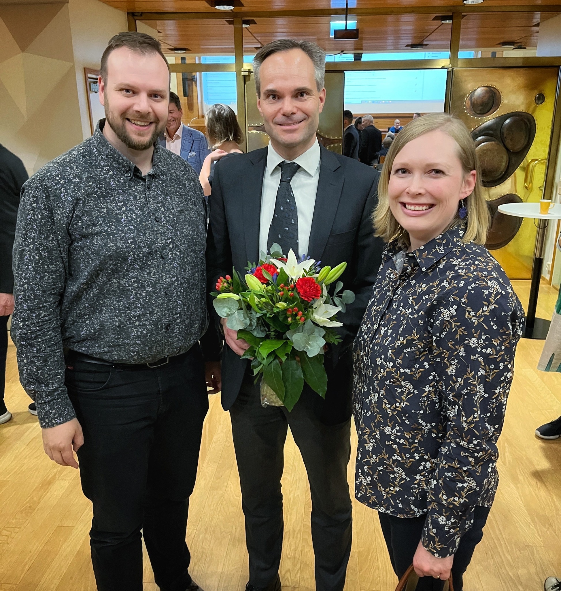 Onnea Kai Mykkänen valinnastasi Espoon uudeksi kaupunginjohtajaksi. Espoo sai kaupunginjohtajan, joka toimii rohkeasti, kuuntelee kaupunkilaisia ja päättäjiä, sekä vie Espoota eteenpäin tasapainoisesti ja kestävästi.
Keskustan Espoon valtuustoryhmän puheenjohtaja Sara Saramäki kertoo, että hyvä kaupunginjohtaja tekee päätöksiä selkeästi ja avoimesti. Hänellä on kyky tunnistaa kaupungin vahvuudet, kuten kestävän kaupunkikeskusrakenteen, mutta myös ymmärrys siitä, missä on parannettavaa. Raideyhteyksien parantaminen ja alueiden kehittäminen monipuolisesti ovat keinoja vähentää eriytymistä Espoon eri osien välillä.
Espoon kasvu tulee olla hallittua ja tasapainoista. Kaupunkisuunnittelussa on varauduttava tulevaan asukaskehitykseen, mutta kasvun tahdin on vastattava Espoon erityispiirteitä. Samalla kaupungin taloutta on tasapainotettava, jotta voimme toteuttaa tarvittavia investointeja kustannustehokkaasti.
Kaupunginjohtajan on myös edistettävä vuorovaikutusta valtuuston ja kaupungin hallinnon välillä. Säännölliset tapaamiset ja valtuuston kyselytunnit voisivat olla tehokkaita tapoja parantaa yhteistyötä. Lisäksi valtuustoaloitteiden toteutusta on kehitettävä, jotta ne integroituvat paremmin kaupungin toimintaan, ehdottaa Keskustan Espoon kaupunginvaltuutettu Tommi Halkosaari.
Keskustan näkemyksen mukaan osallisuuden tulee olla luonnollinen osa kaupungin prosesseja. Kaupunkilaisten osallistamisen tulee tapahtua automaattisesti, ei vain erillisissä projekteissa. Myös osallistavaa budjetointia voidaan edelleen kehittää.
Espoon Keskusta tukee kaupunginjohtajaa, joka jakaa nämä arvot ja pystyy johtamaan Espoota yhteistyön, avoimuuden ja kestävän kehityksen periaatteilla.
#Espoo #Kaupungissaonkeskusta #Espoossaonkeskusta