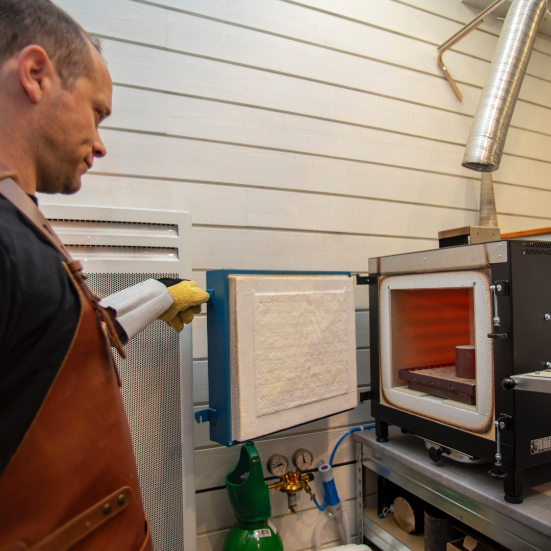 Sortie du cylindre du four,
température 700°C !
🔥🥵
📷@dedeur_production
#quimper #finistere #bretagne #atelier #argent925 #silver #fonderie