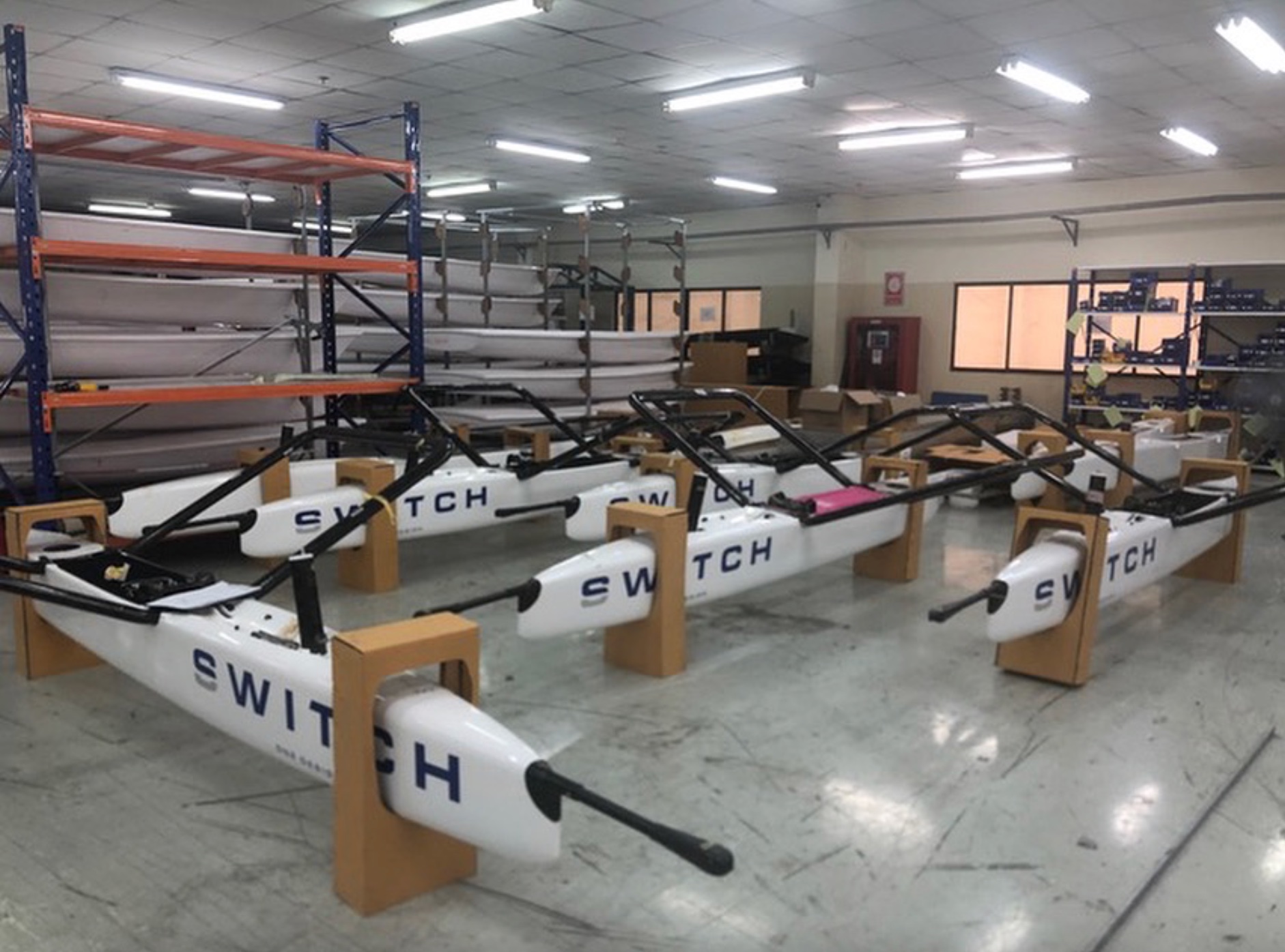 Ein Blick zur Qualitätskontrolle bevor die Boote verschickt werden 🥳
Die Produktion ist voll im Gange!!
@switch_class_austria @element6evolution @ziegelmayer_sailing
@switchonedesign #foiling #sailing