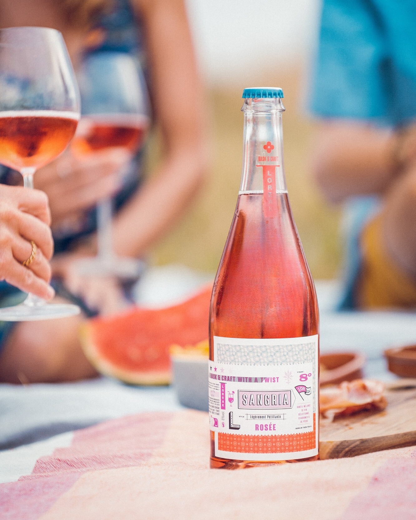 Loreak, c'est la fraîcheur et le savoir-faire basque en bouteille. Une sangria rosée locale pour un apéro qui célèbre notre terroir ! 🍇
L'abus d'alcool est dangereux pour la santé. A consommer avec modération.