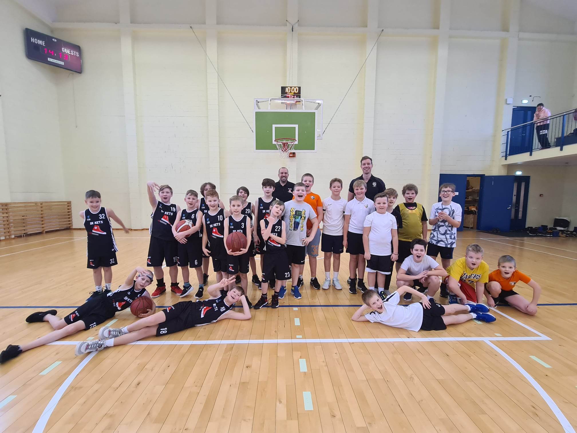 Äge SK KETS vs Kose Korvpalliklubi sõpruskohtumine korvpallis.
Ketsipoisid sõitsid külla täna Kosele ,et mängida üks vahva sõprusmäng Kose poistega.
Võitlust oli kõvasti, korve viskasid kõik ning tuju oli väga hea peale mängu.
Aitäh Kose treeneritele Heikole ja Rikole meeldiva vastuvõtu eest. Pizza maitses väga hästi peale mängu. Sekunditega kadus 10 pizzat poiste kõhtu nagu lupsti.
Pildilt näha,et jäid mõlemad võistkonnad väga rahule. Järgmise korrani.
#kosekorvpalliklubi #spordikoolkets #korvpallonlahe