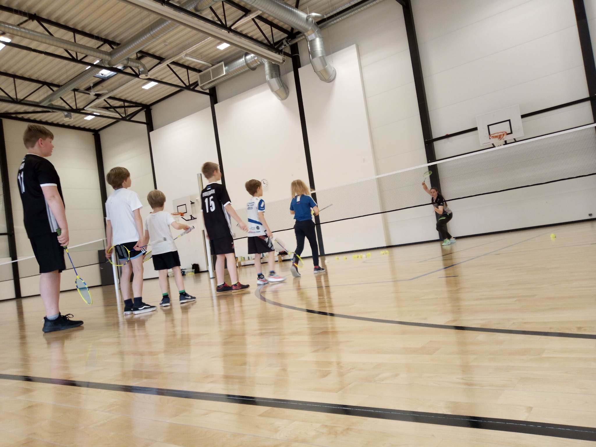 Sulgpalli ja võrkpallirohke koolivaheaja linnalaager Laulasmaa Spordihoones.
Eelmine nädal täitus Laulasmaa Spordihoone lõbusate lastega, kes tahtsid selgeks õppida sulgpalli ja võrkpalli. 2 lõbusat päeva andis lastele palju uusi teadmisi.
Sulgpalli õpetas Eesti Sulgpalliliidu spordi koordinaator Kathy-Karmen Kale ning võrkpallitrennid viis läbi multitalent Karl Margus Haud, kes on Viimsi Selveri noortetreener ning ka ÜKE ja poksitreener.
Tänud treenerite ning Laulasmaa Koolile võõrustamise ning maitsvate toitude eest.
SK KETS koolivaheaja linnalaagrite näol on tegemist Lääne-Harju Spordikeskuse, Paldiski KK ja SK KETS ühisprojektiga. Laagrit saab teoks tänu Leaderi toetusesele PRIA „Eesti maaelu arengukava 2014–2020” ja Lääne-Harju Koostöökogu toetusele.